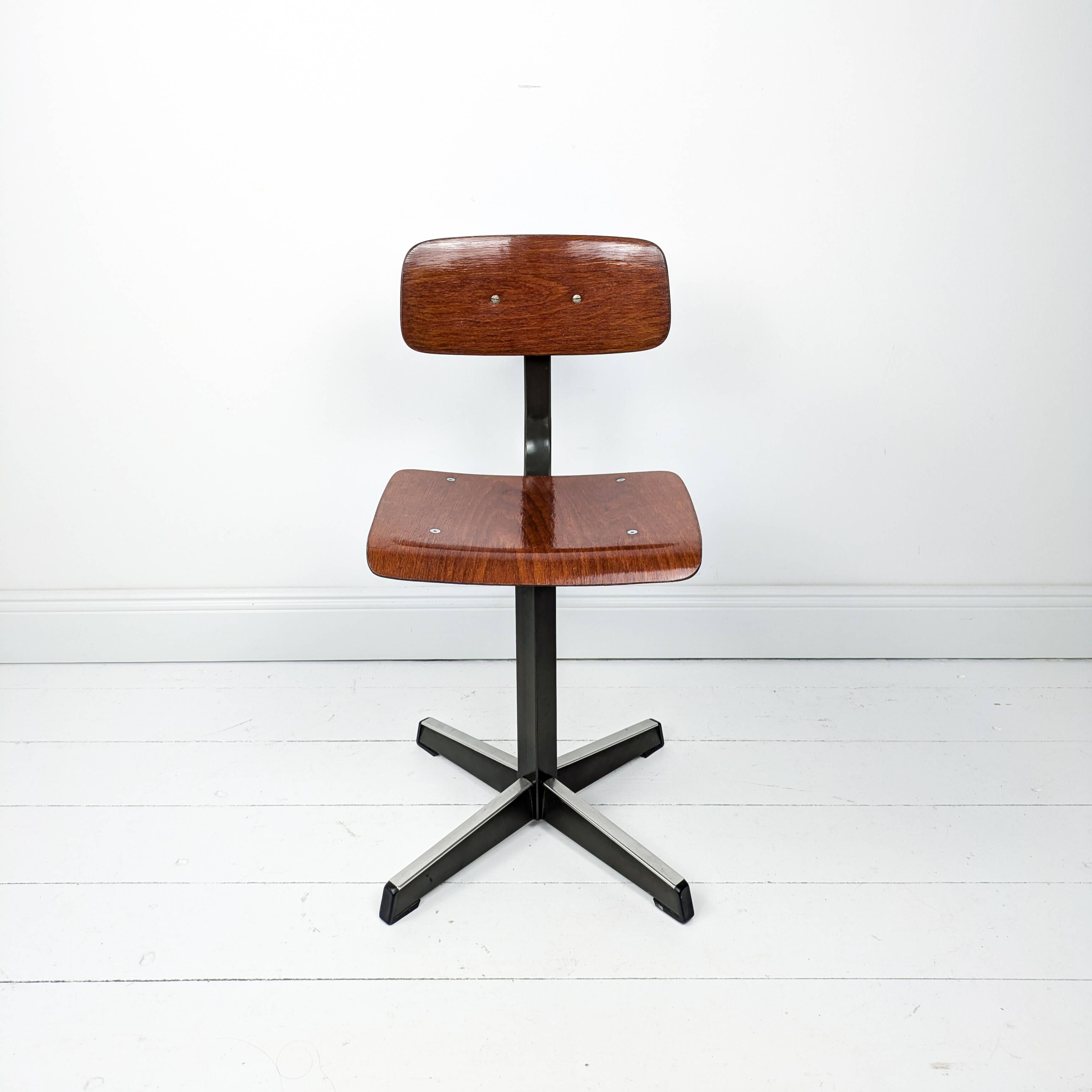 Mid Century Chaise d'école Chaise d'enfant Bois Métal Vintage Rétro Chambre d'enfant Pied Skandi Sca