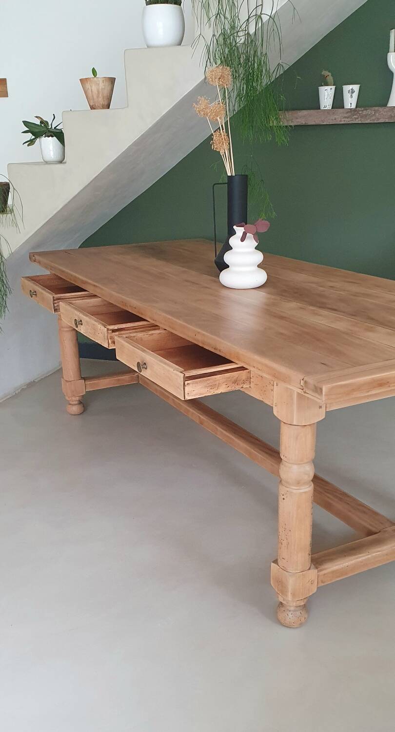 Farm table