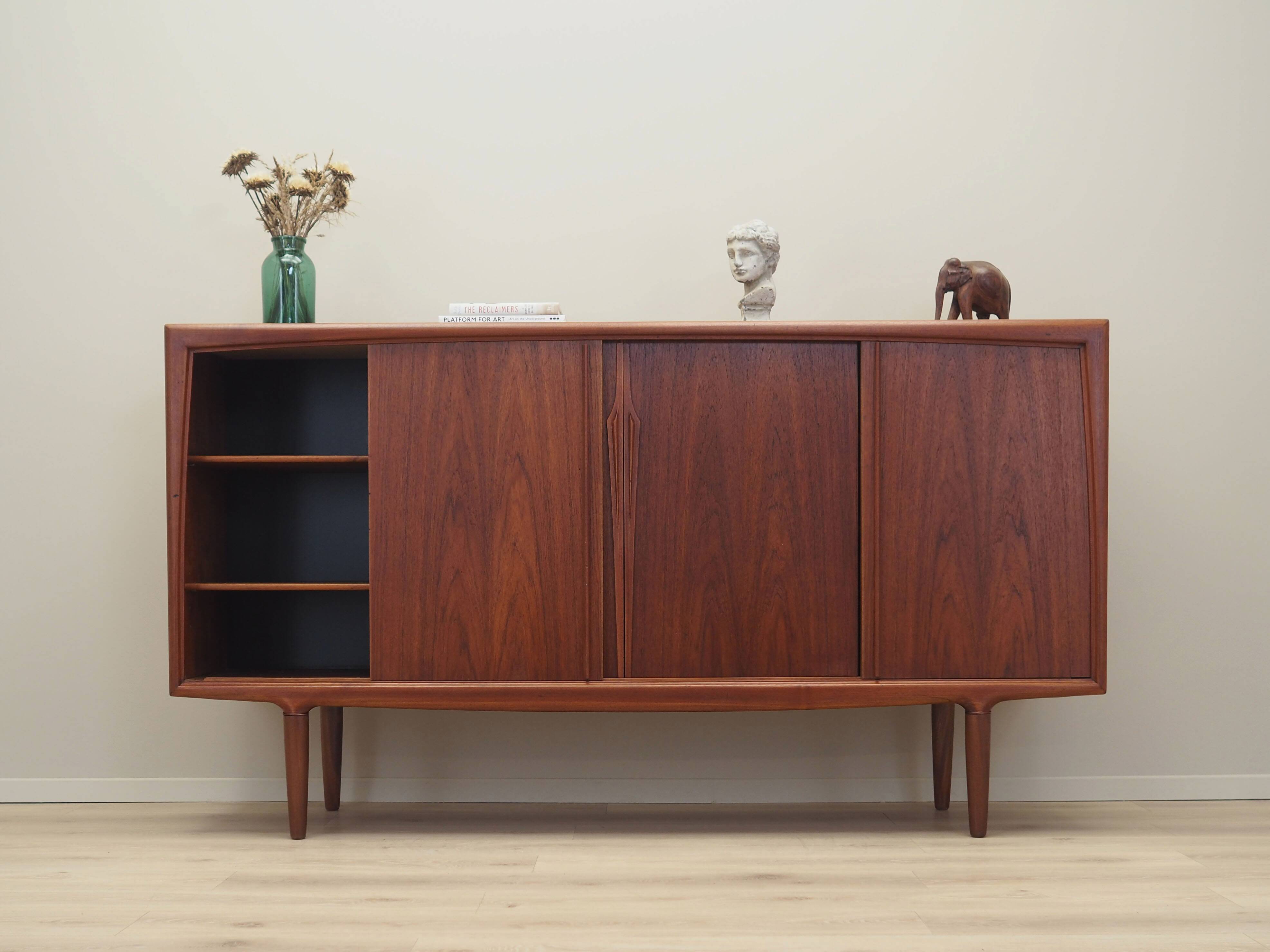 Buffet haut en teck, design danois, années 1960, production : Omann Jun