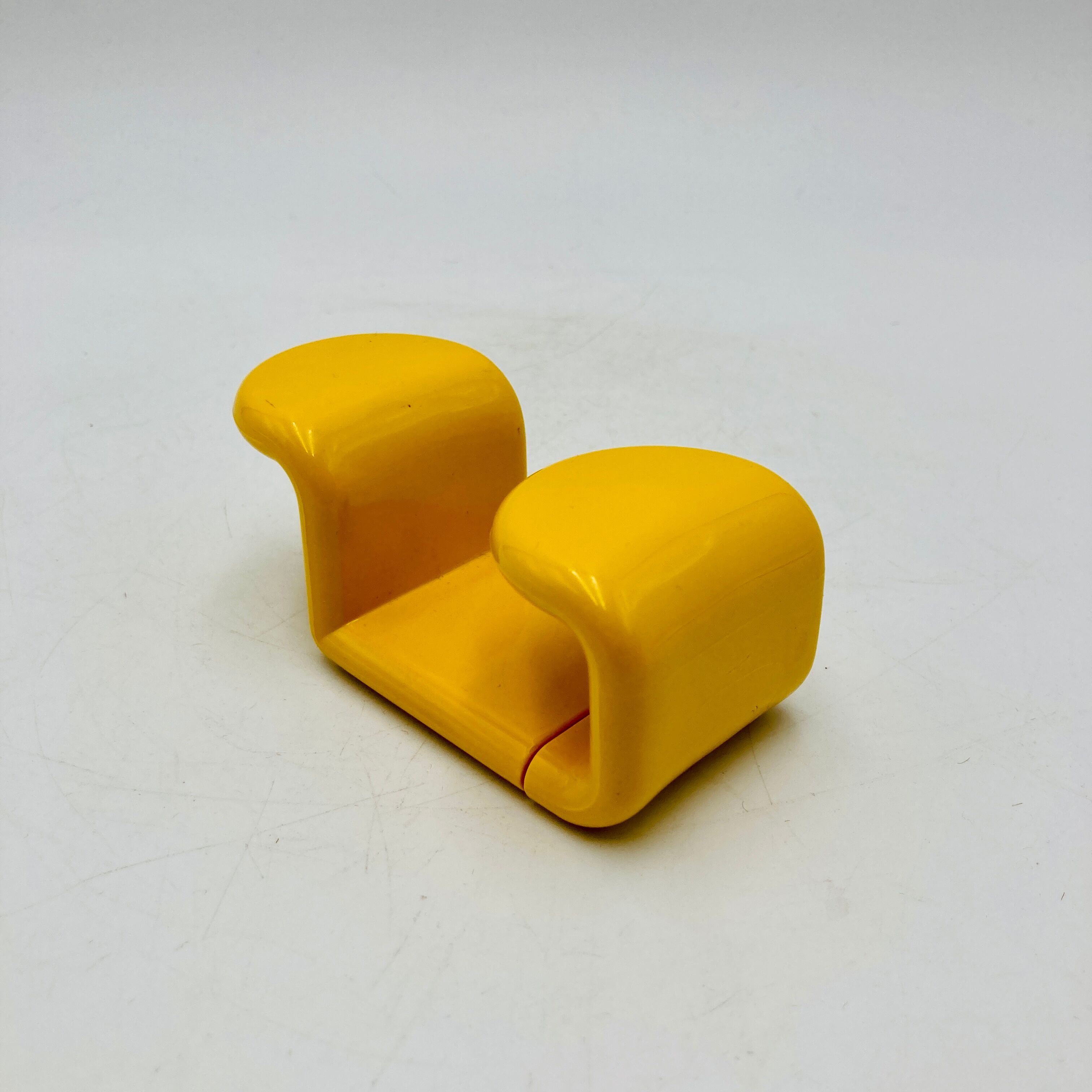 Yellow plastic hooks, design A. Rossari, Gedy edition.