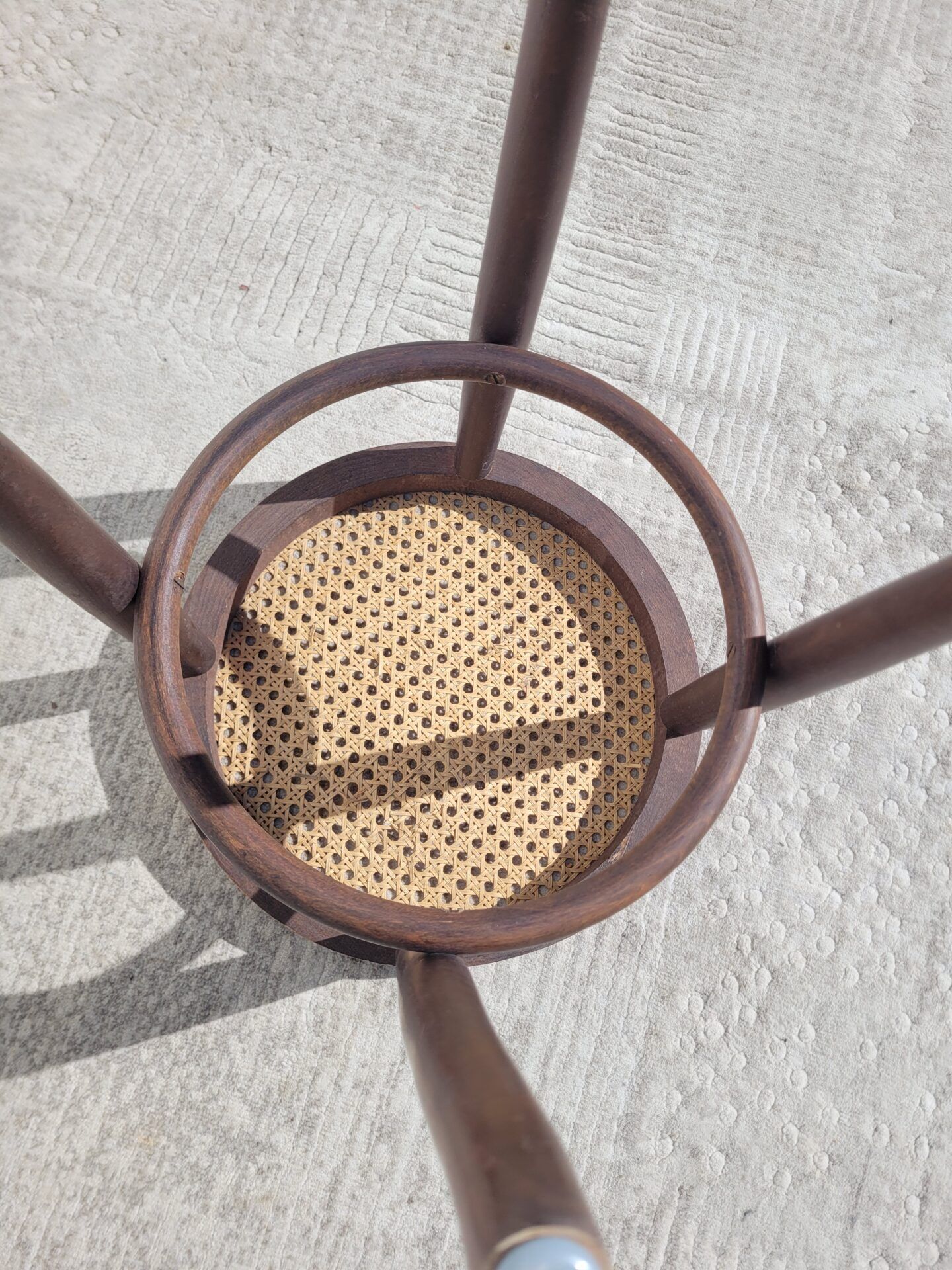 Tabouret bas ancien en cannage et bois courbé