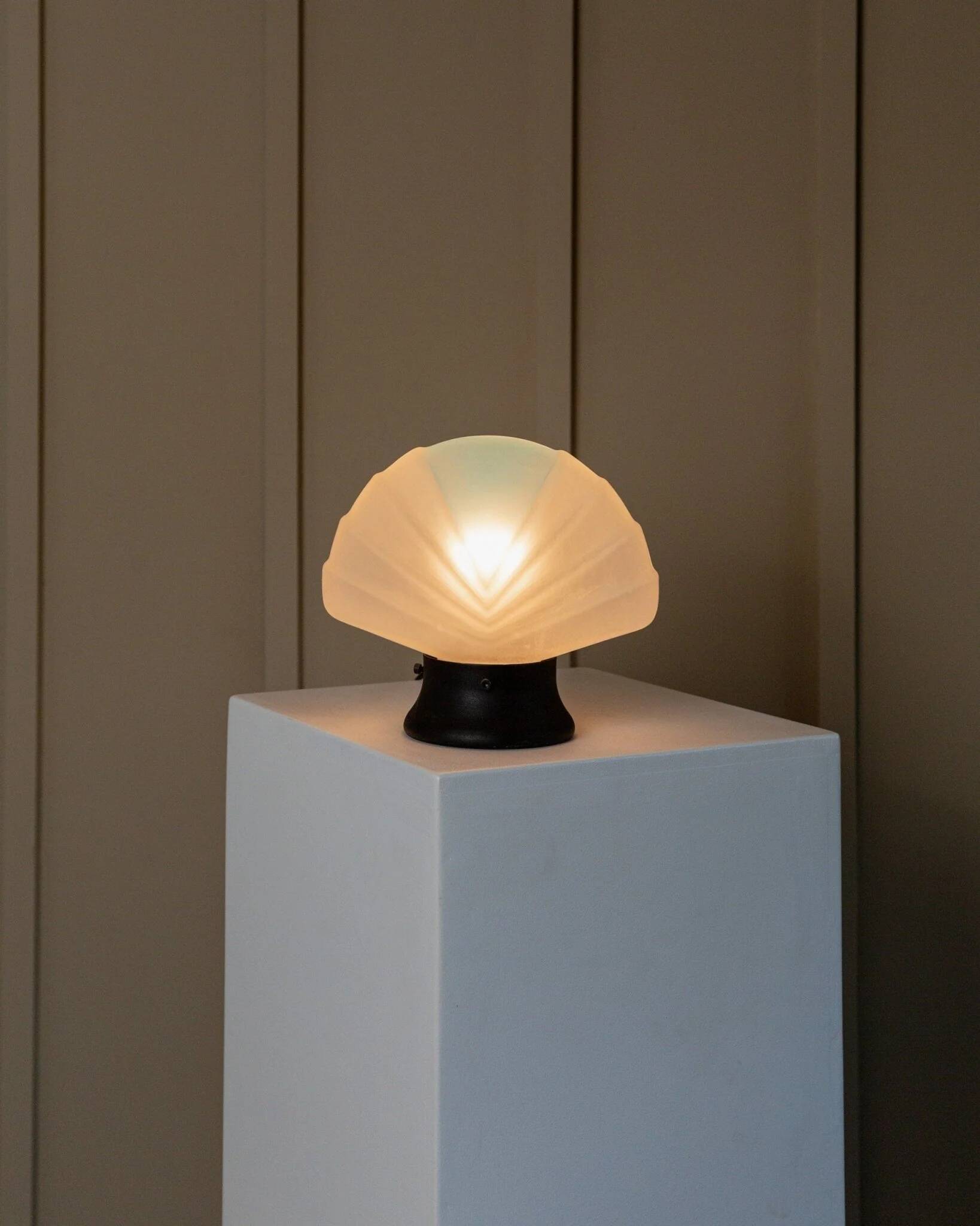 Murano Glass Shell Table Lamp in White with Blue Accent – Italian 1980s Vintage Space Age Design