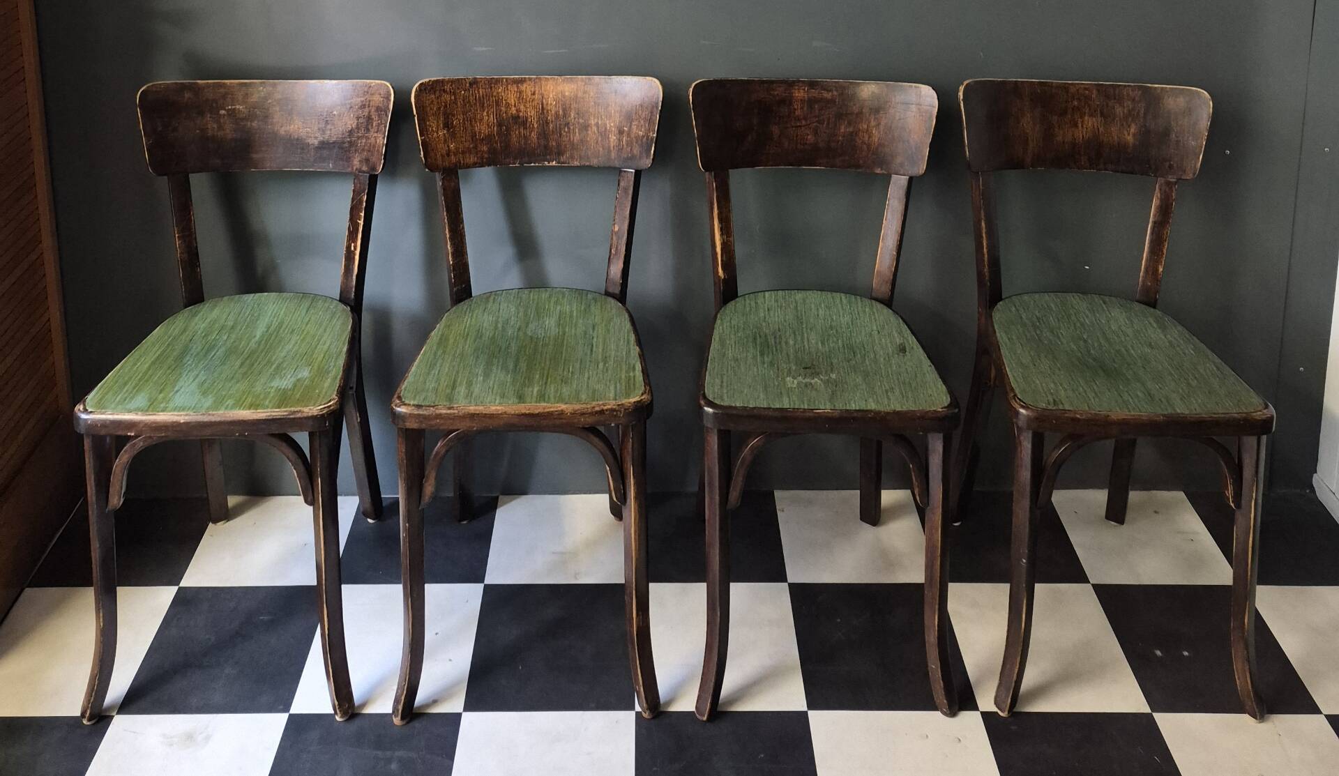 Suite de 4 anciennes chaises Bistrot Baumann Vintage Année 50