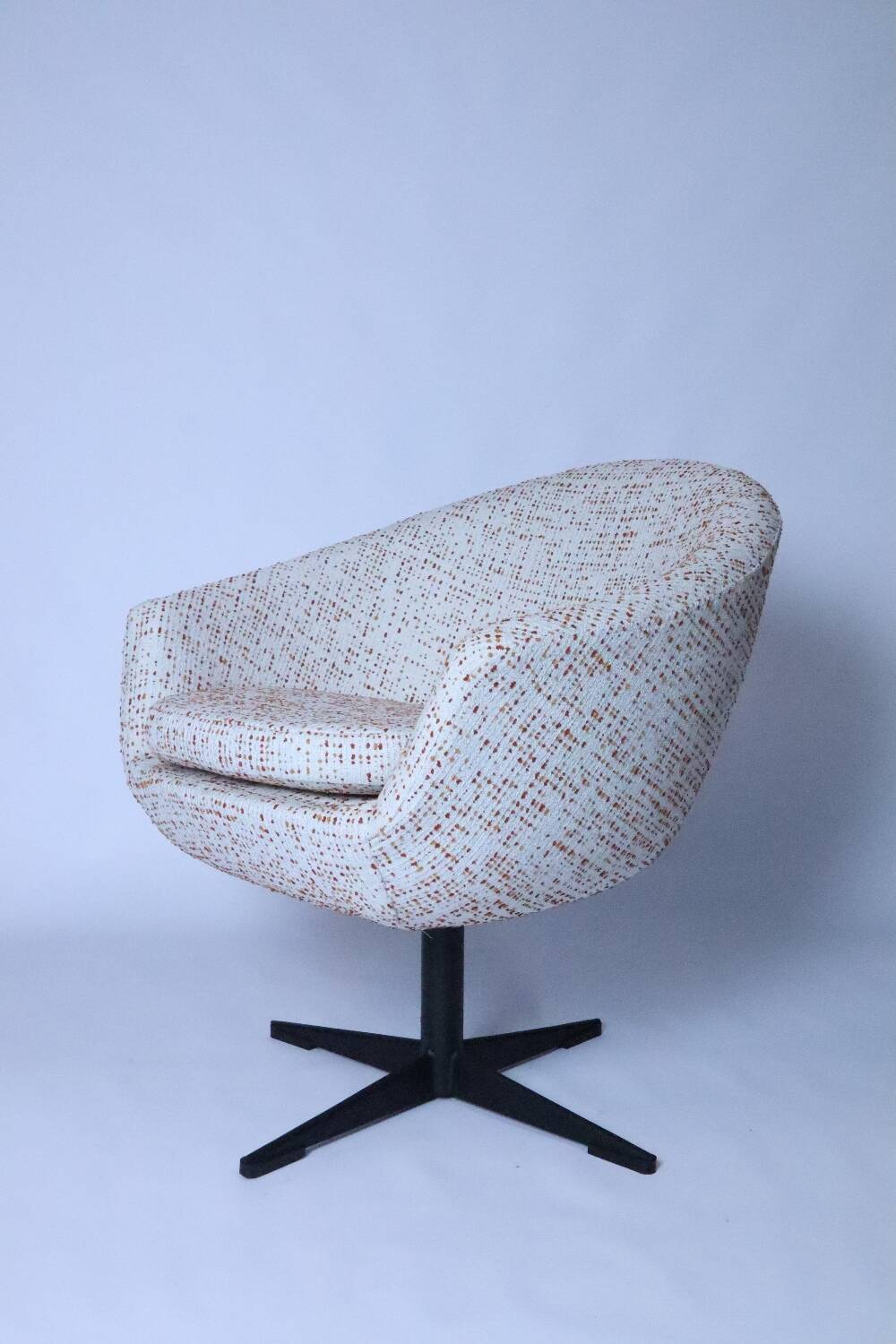 Fauteuil pivotant, tissu bouclé rouge et orange, années 1970