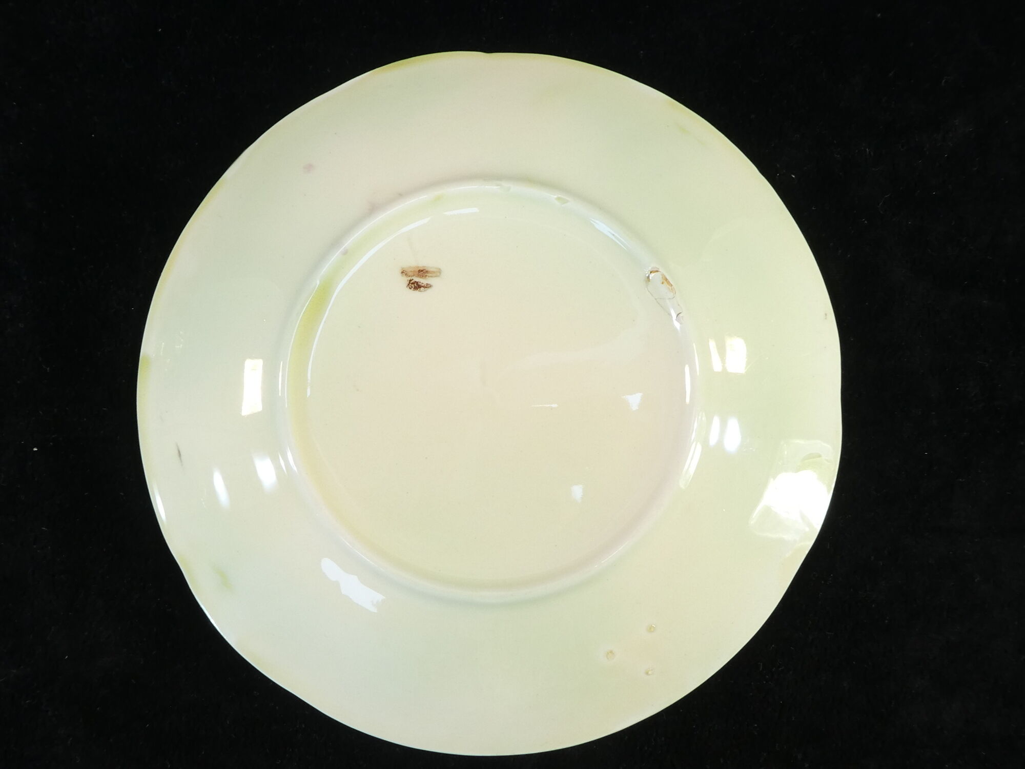 Plate in slurry with strawberry decoration and strawberry leaf