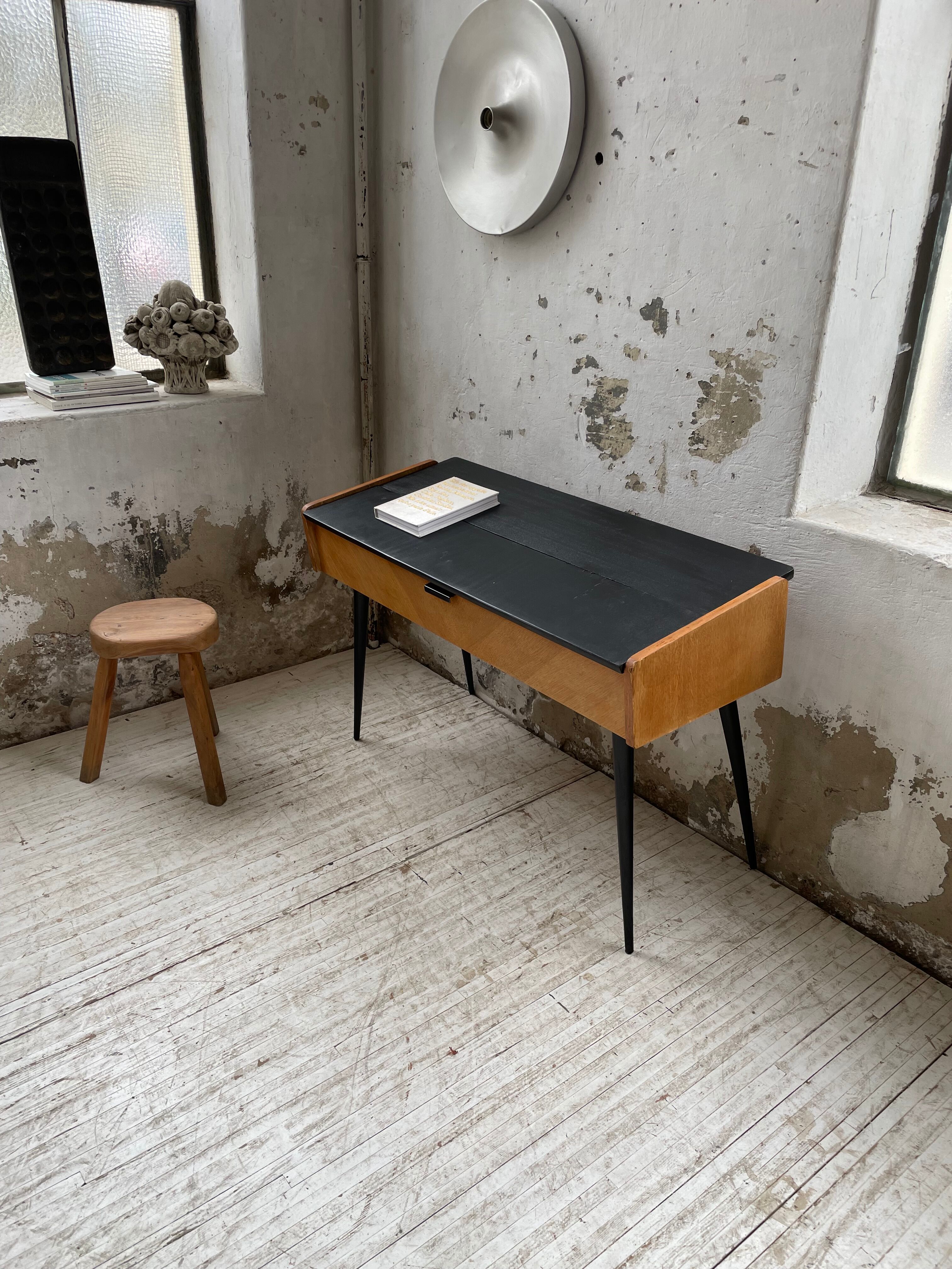 Console desktop feet compass 60s