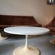 Table basse blanche et tulipe design 1970