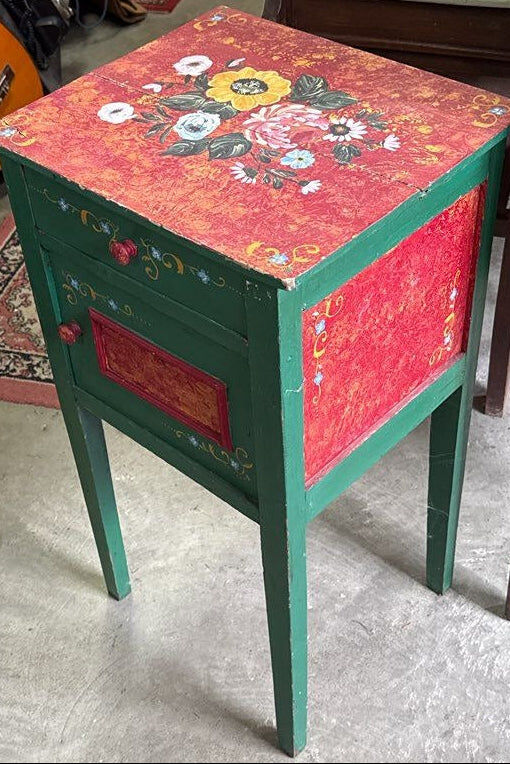 Bedside table – Vintage – Furniture – Painted floral decor