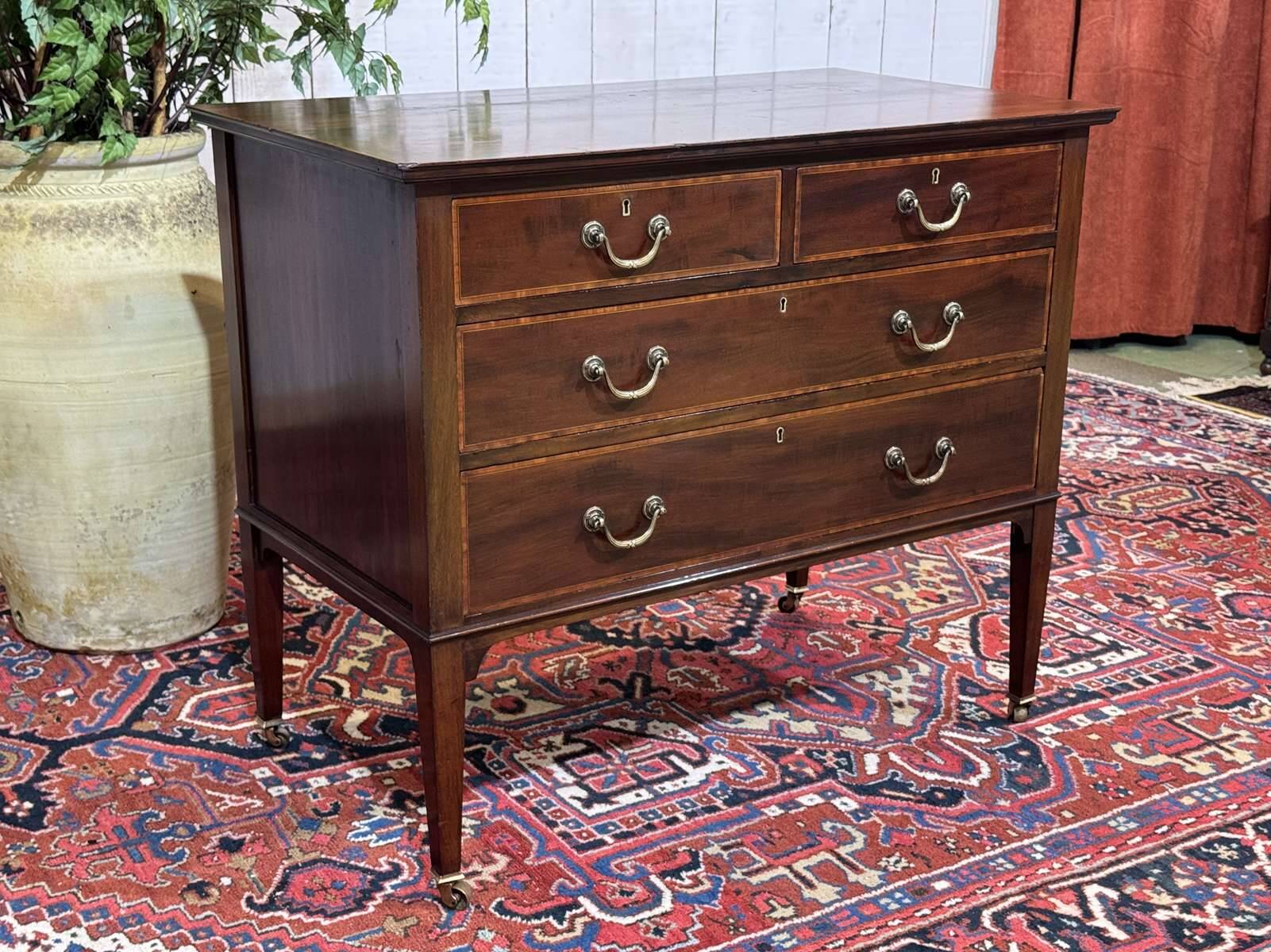 Commode anglaise en acajou et chêne, début XXème