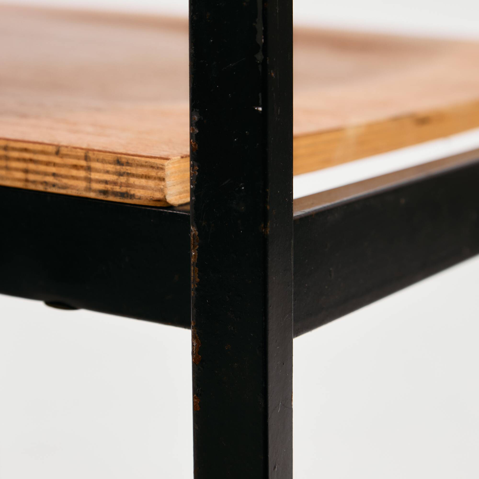 Chaise en teck sur base en métal