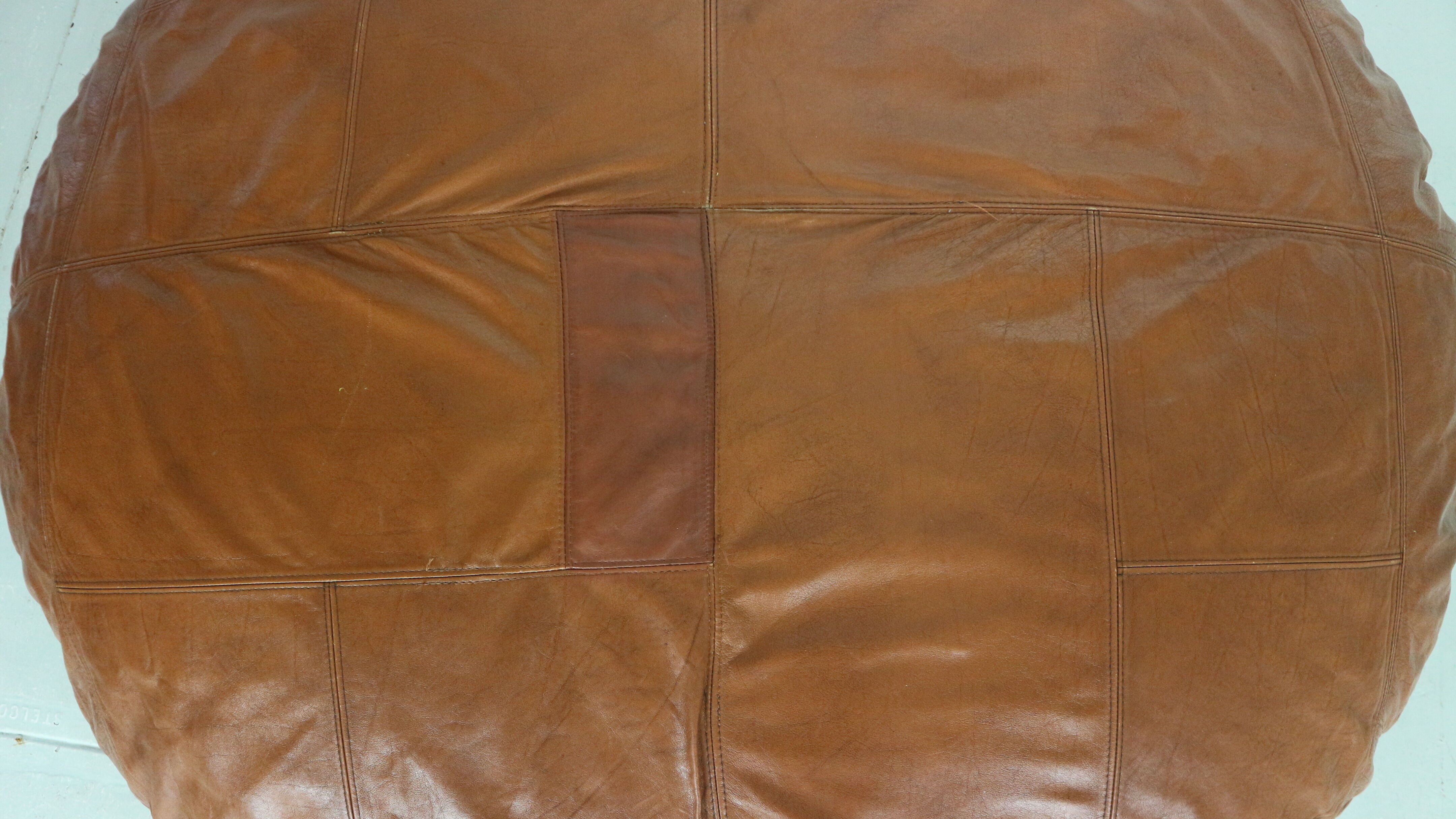 Pouf en cuir de couleur cognac 1960