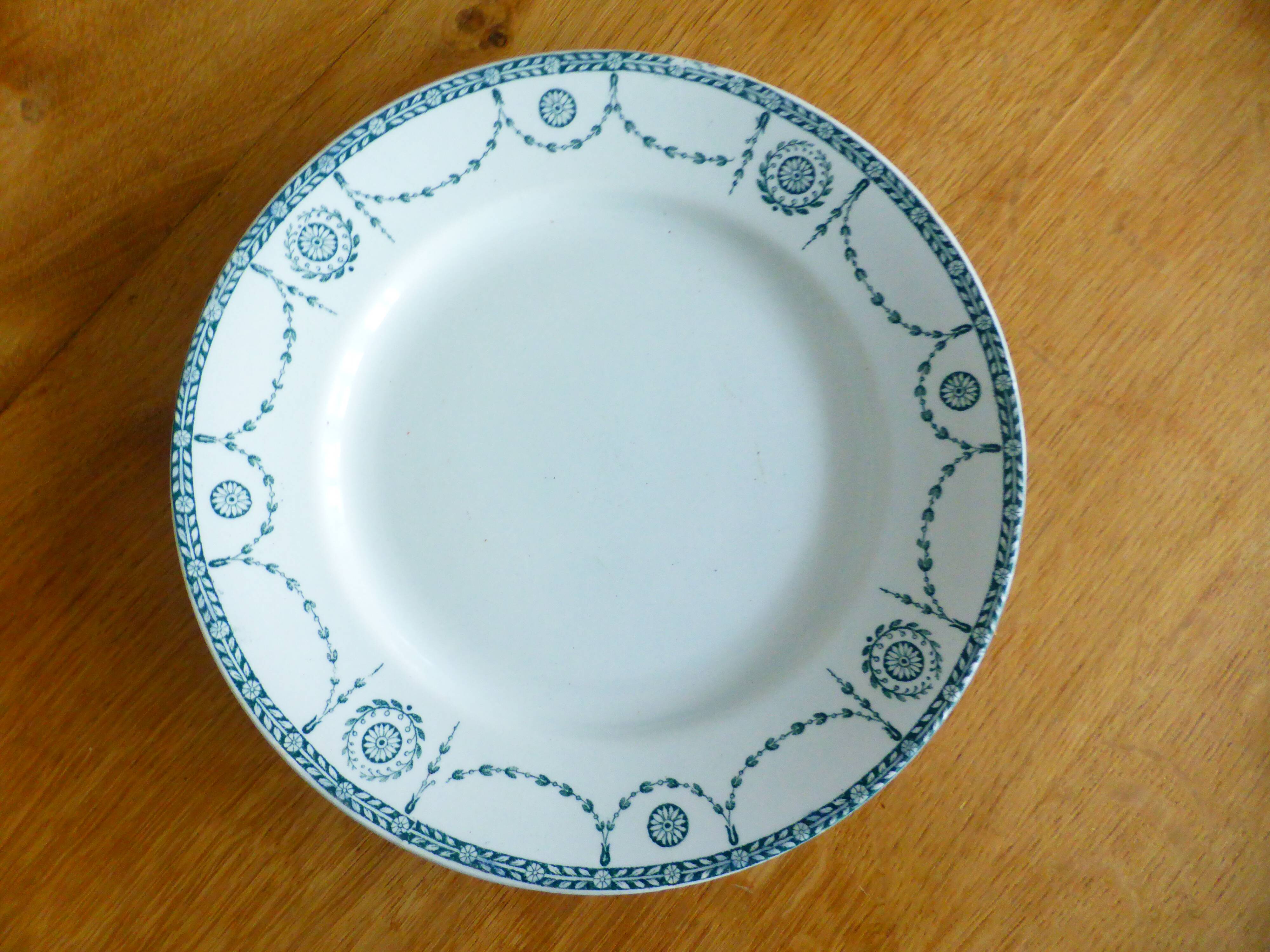 1 assiette plate de K&G Luneville modèle Bonarparte 221237