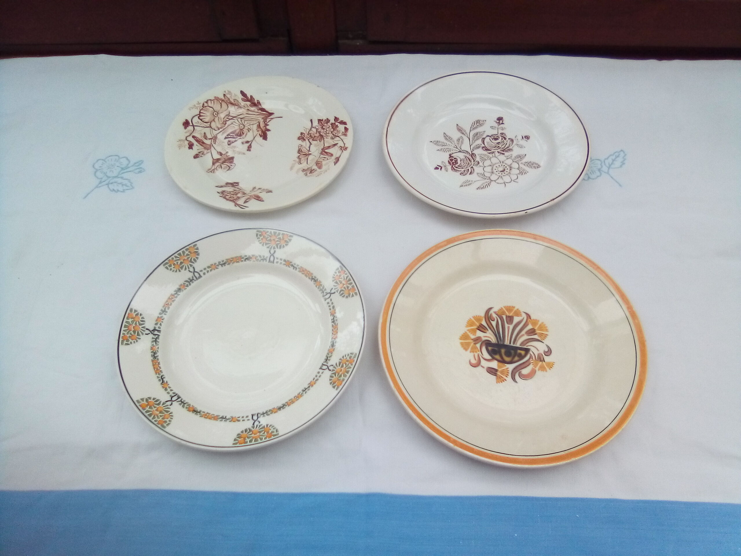 Assorted 8 brown/green plates