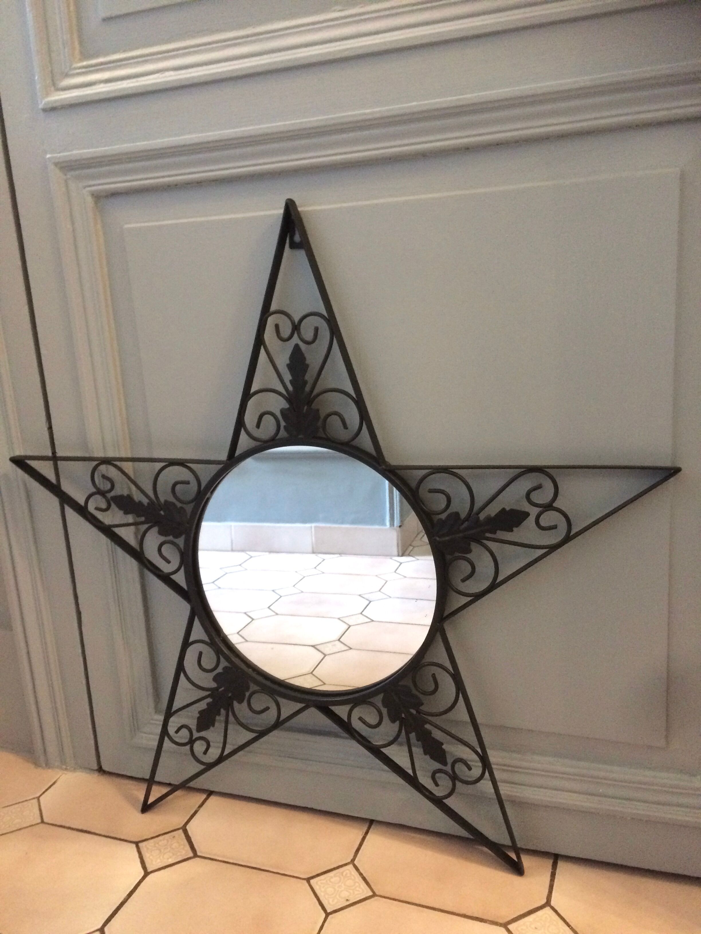Star-shaped wrought iron round mirror