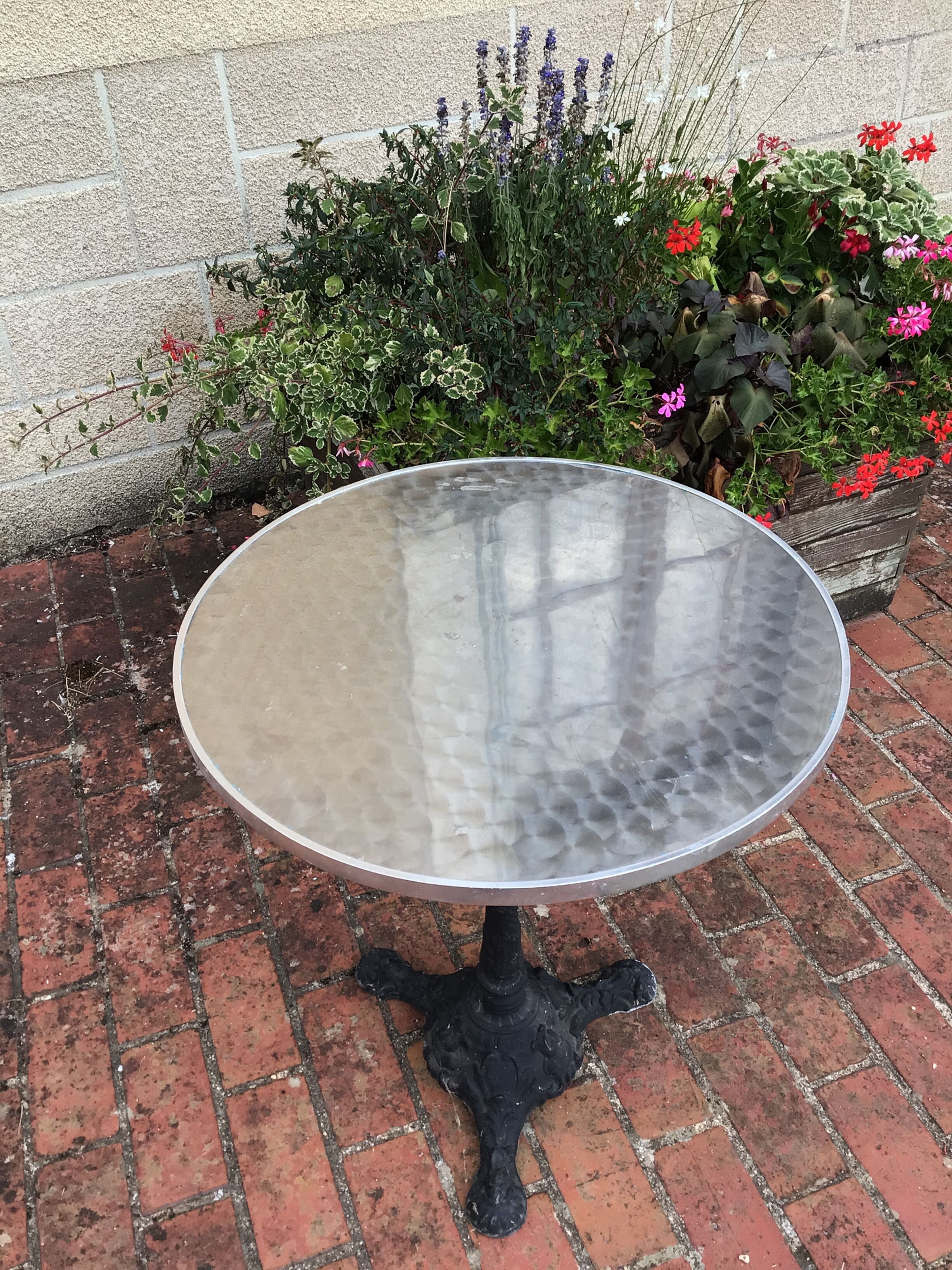 Bistro table cast iron legs and aluminum top