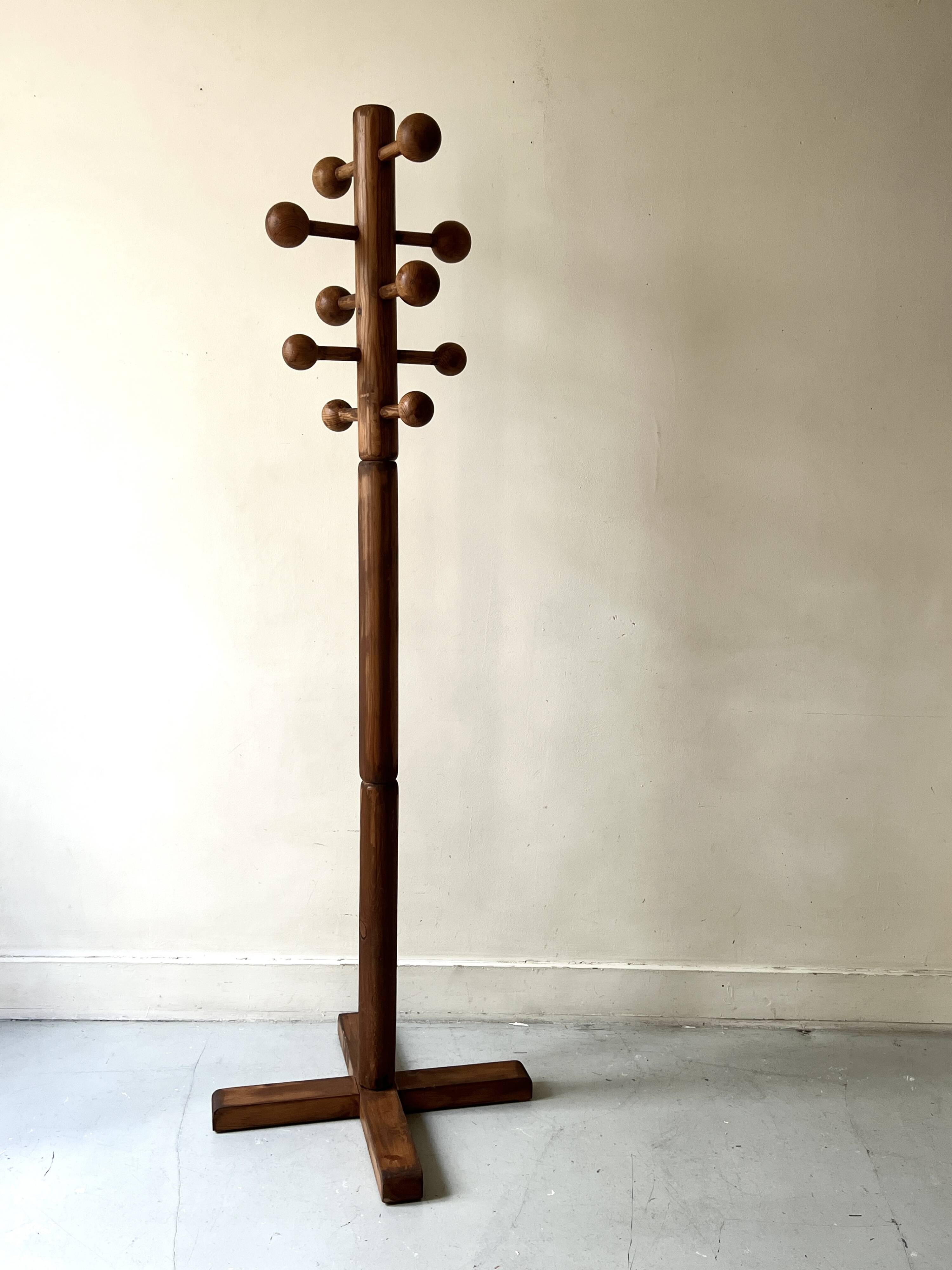 Modernist coat rack on a stand and rotating in solid pine, The Arcs 1970.