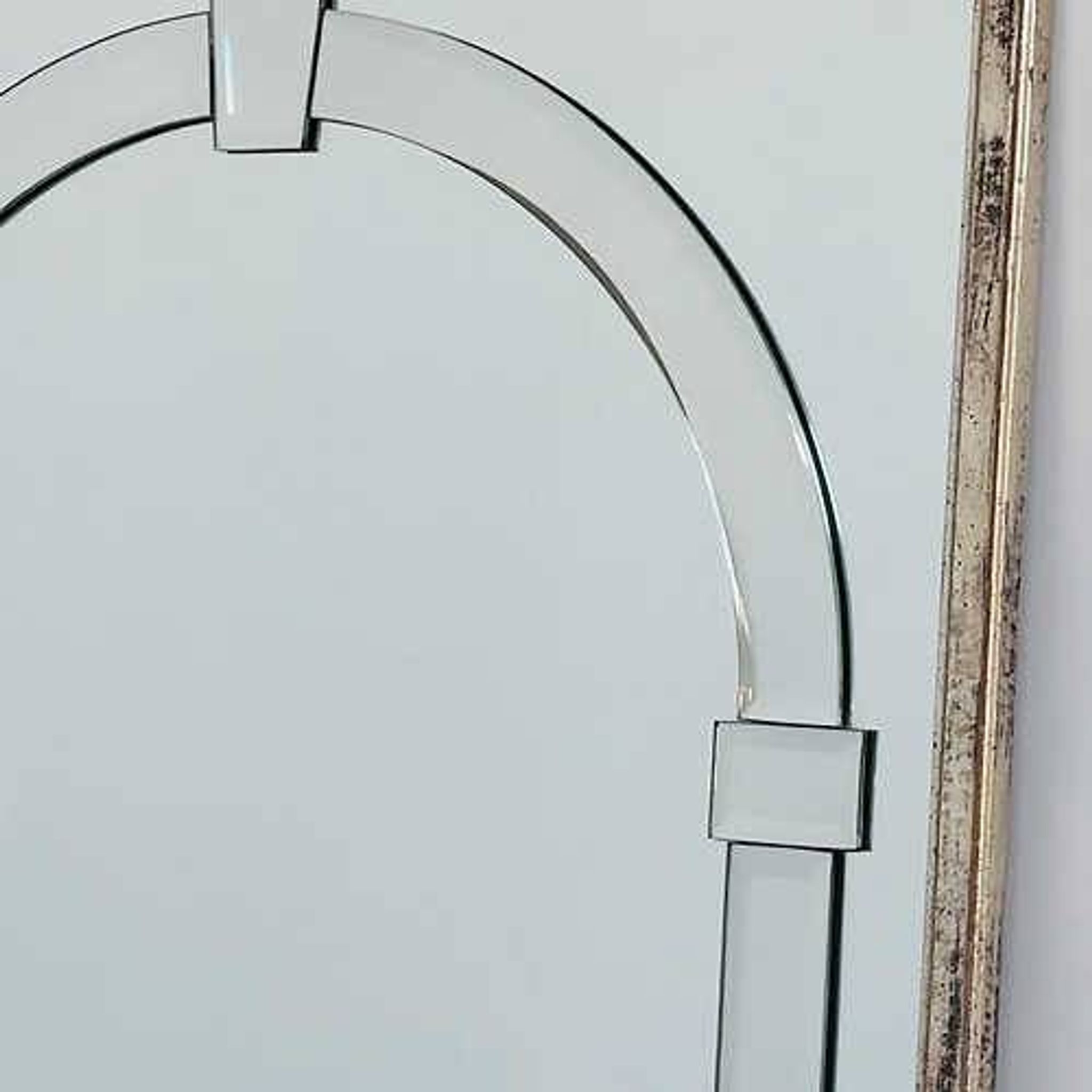 Grand miroir mural en verre biseauté de style Art Déco avec design d'arc architectural.