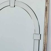 Grand miroir mural en verre biseauté de style Art Déco avec design d'arc architectural.