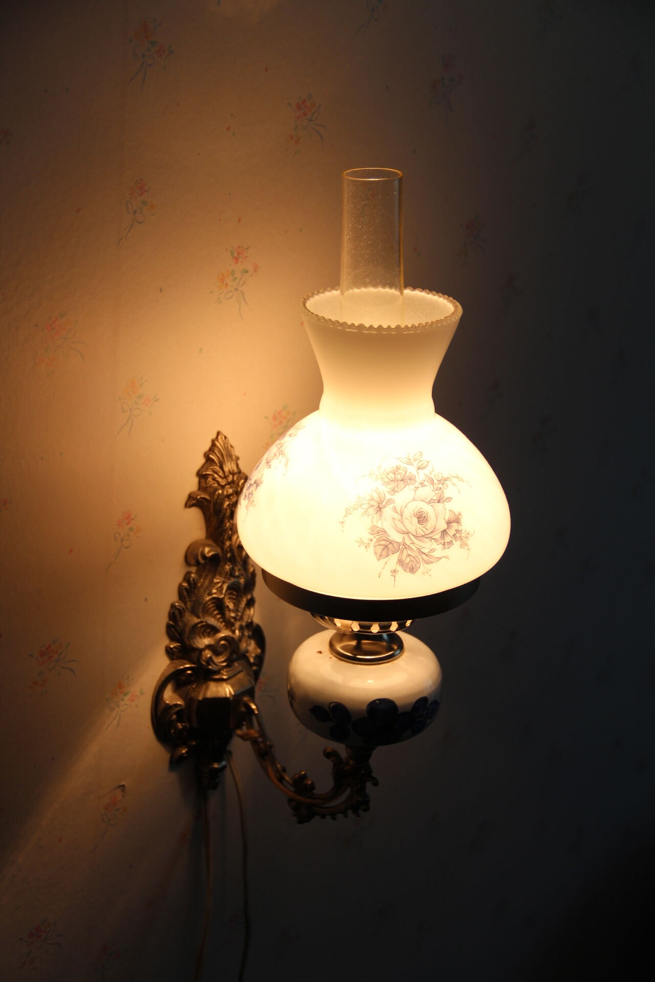 Bedside lamp with wall mounting and floral décor