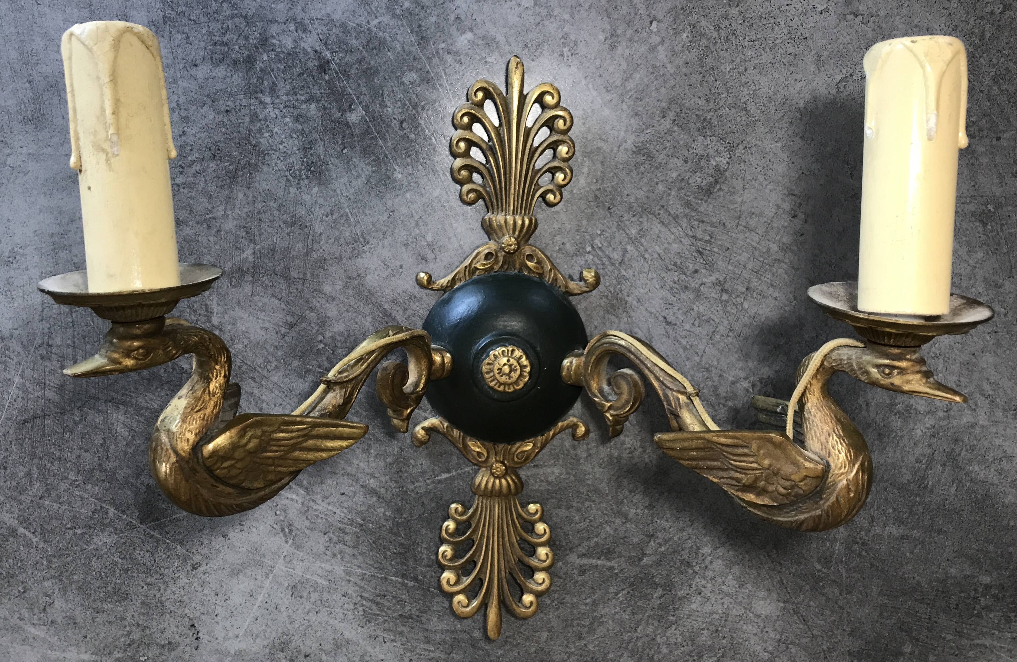 Ancienne applique murale en bronze bras à décor de cygnes et palmettes style empire