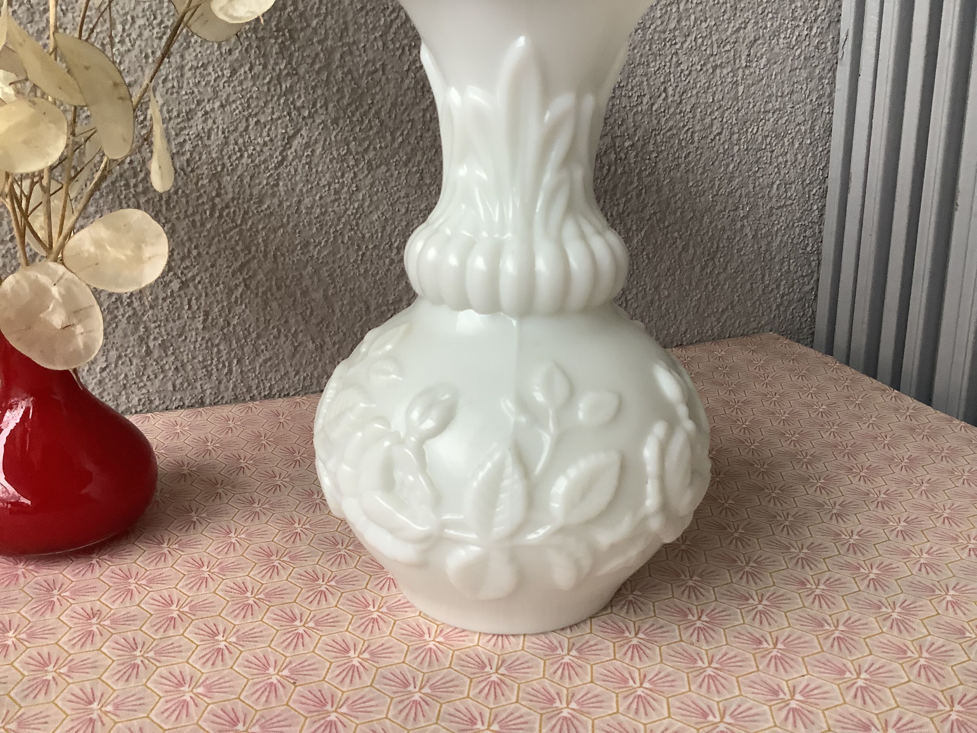 White opaline vase from Portieux Vallerysthal - French fair opaline
