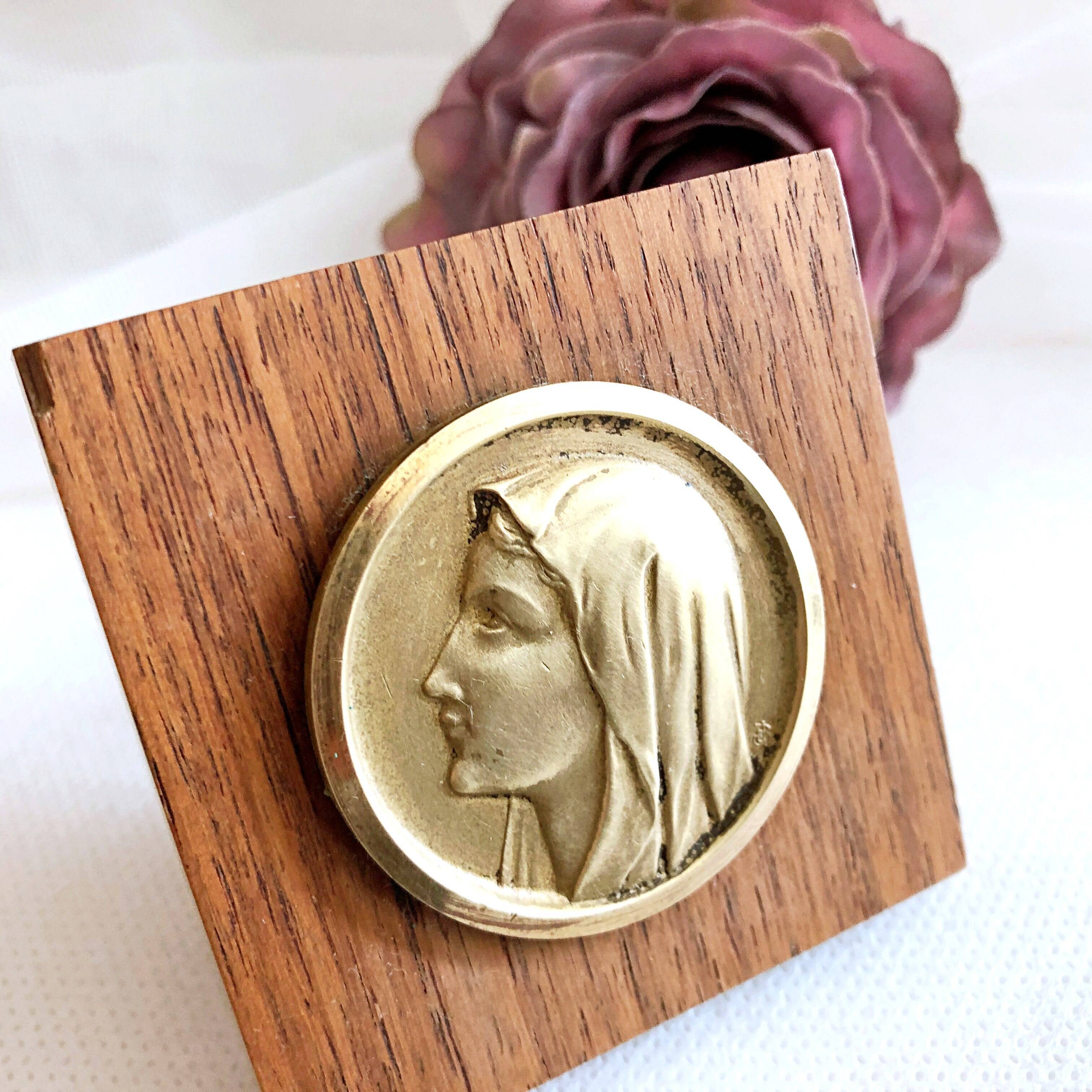 Vintage frame in wood and brass, Holy Virgin medallion - Spiritual treasure