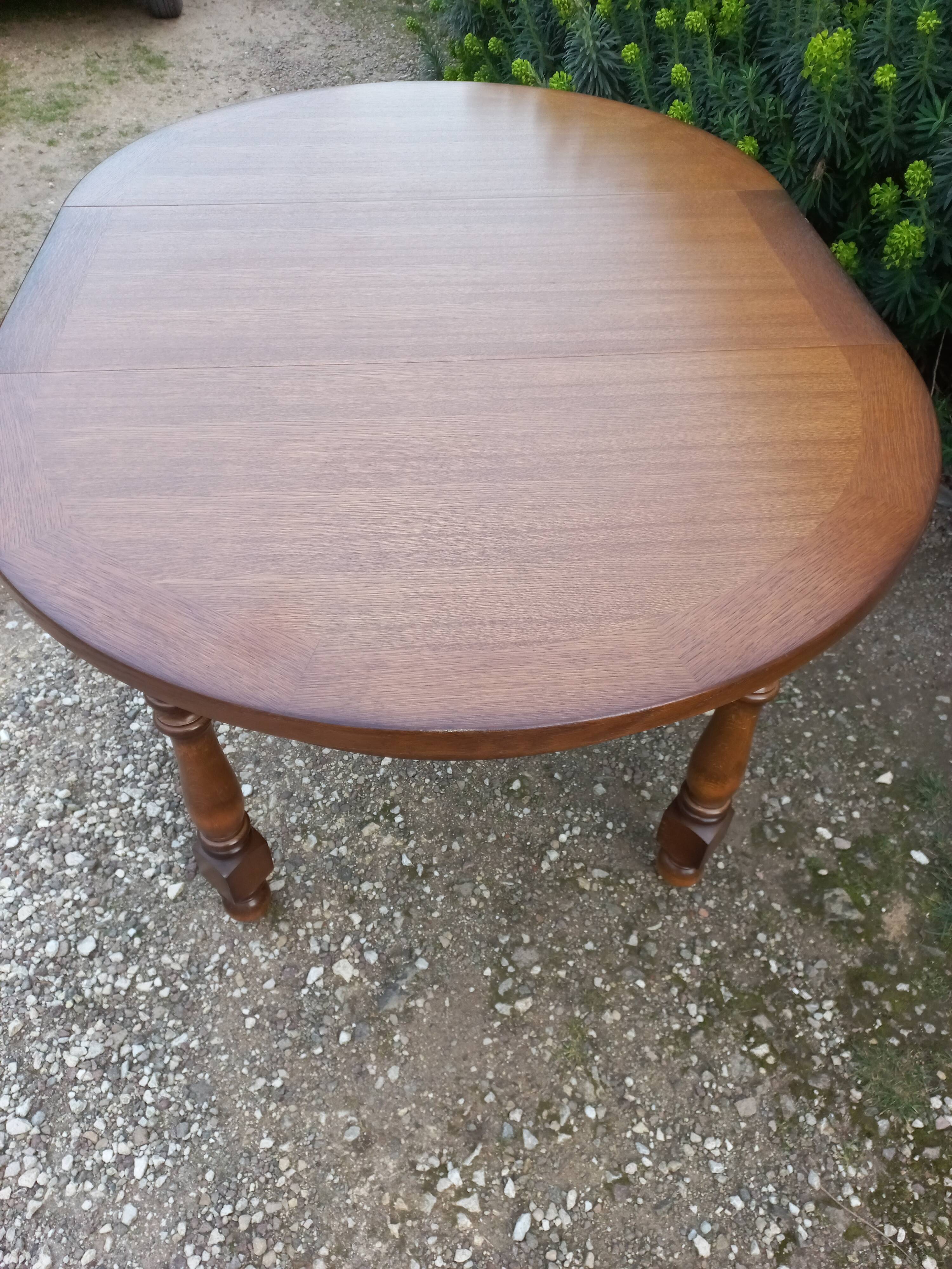 Table and 4 chairs + extension