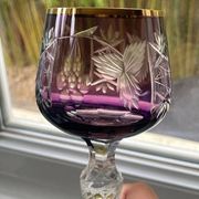2 grands  verres en cristal de Bohème taillé et coloré