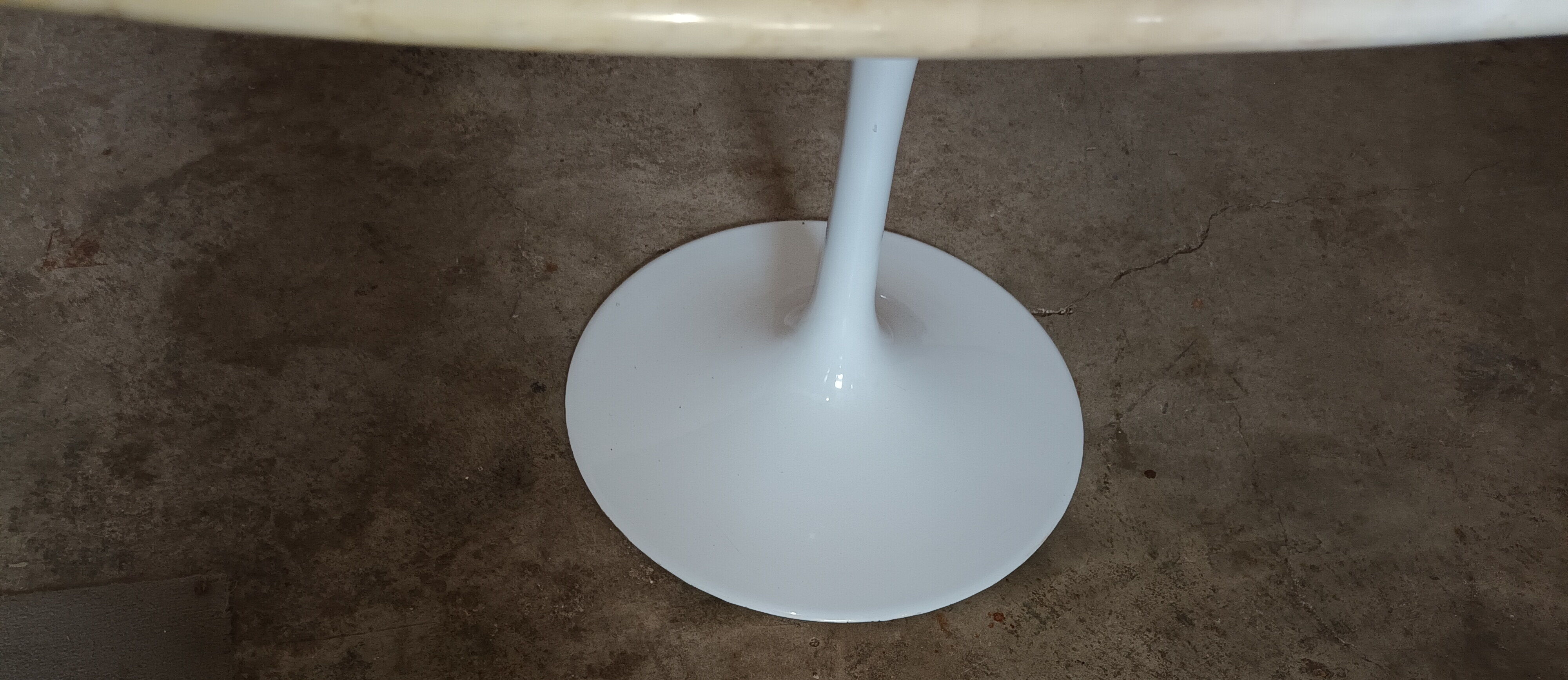 Table ovale dessus marbre pied tulipe des années 70