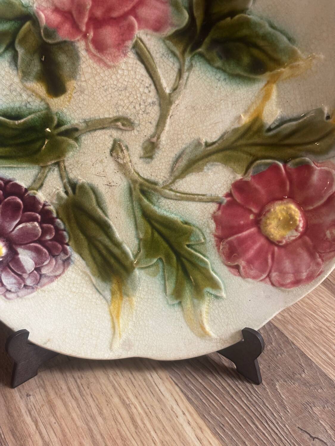 Ancienne assiette barbotine 3 fleurs art déco