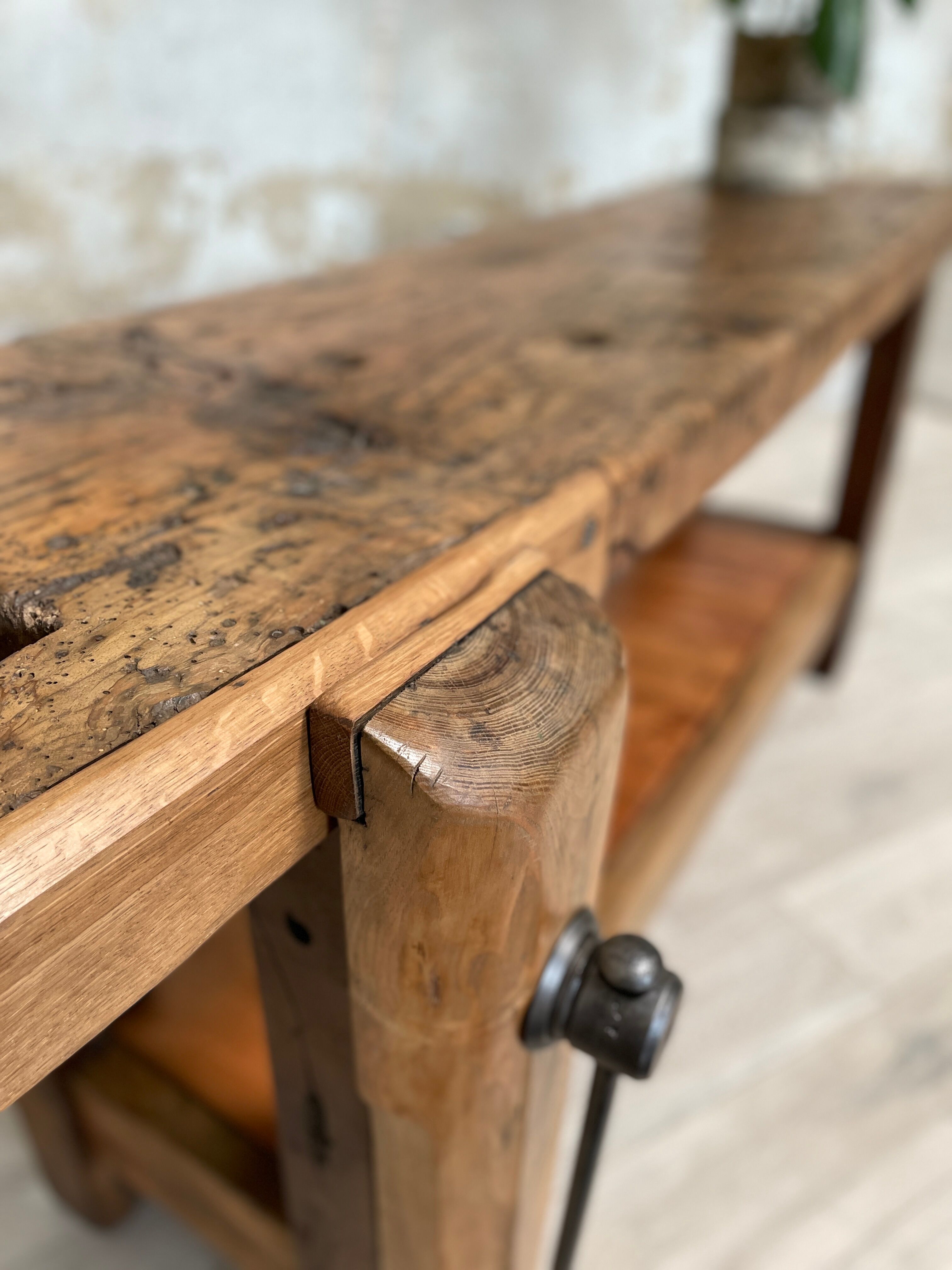 Solid wood carpenter's workbench