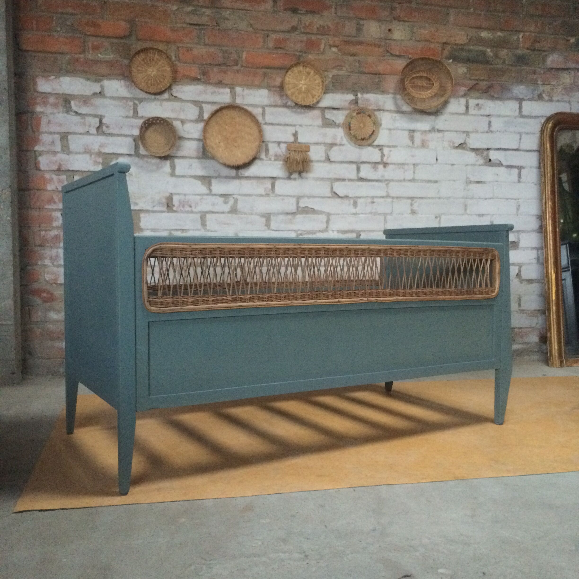 Baby bed feet compass and woven wicker