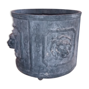 cache pot en fonte