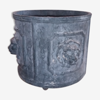 Cache pot in cast iron