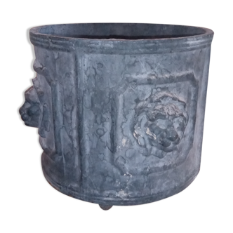 Cache pot in cast iron