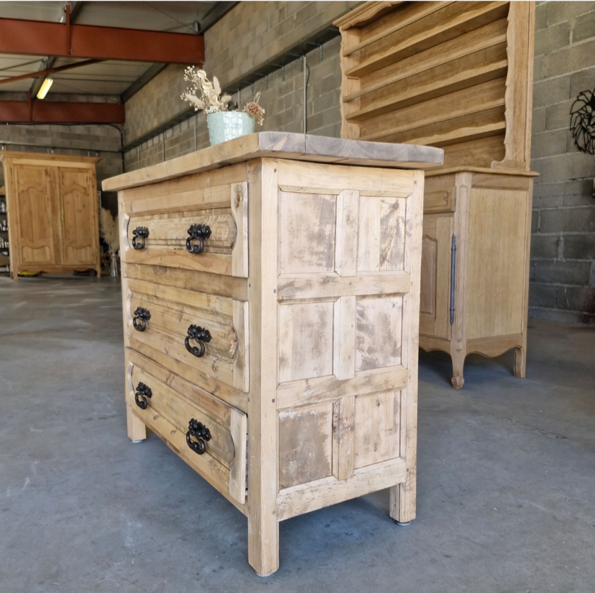Commode ancienne en bois massif – rénovée