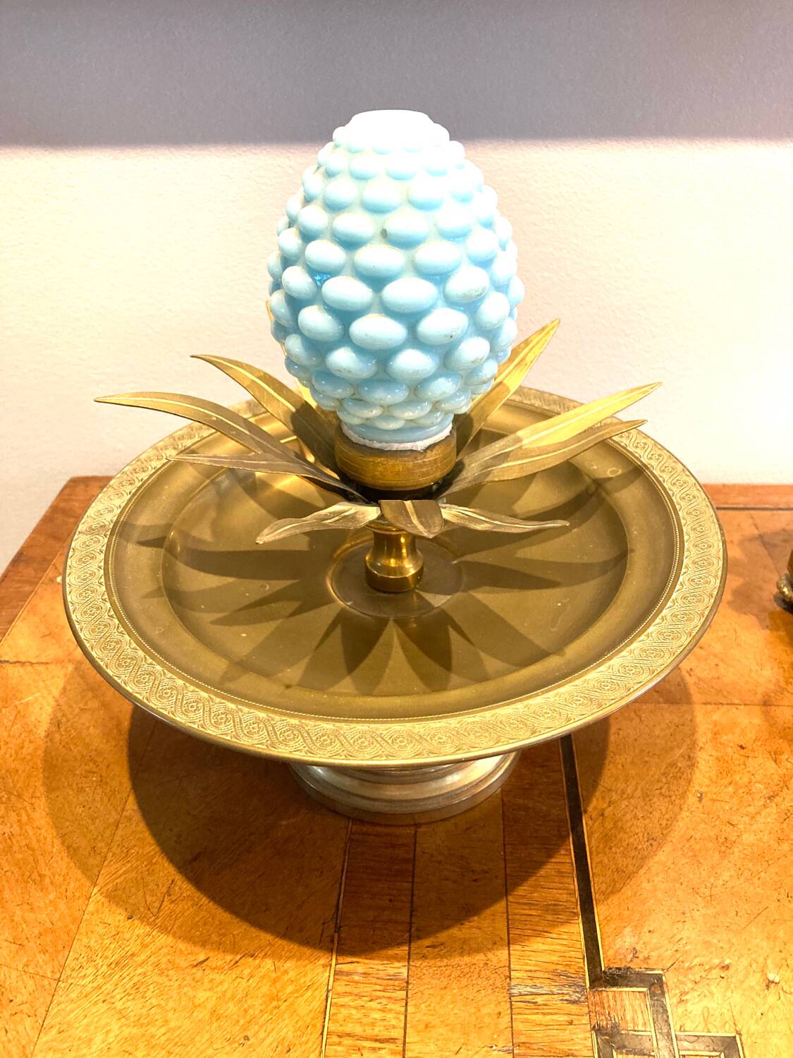 Decorative bowl, dish and leaves in brass.