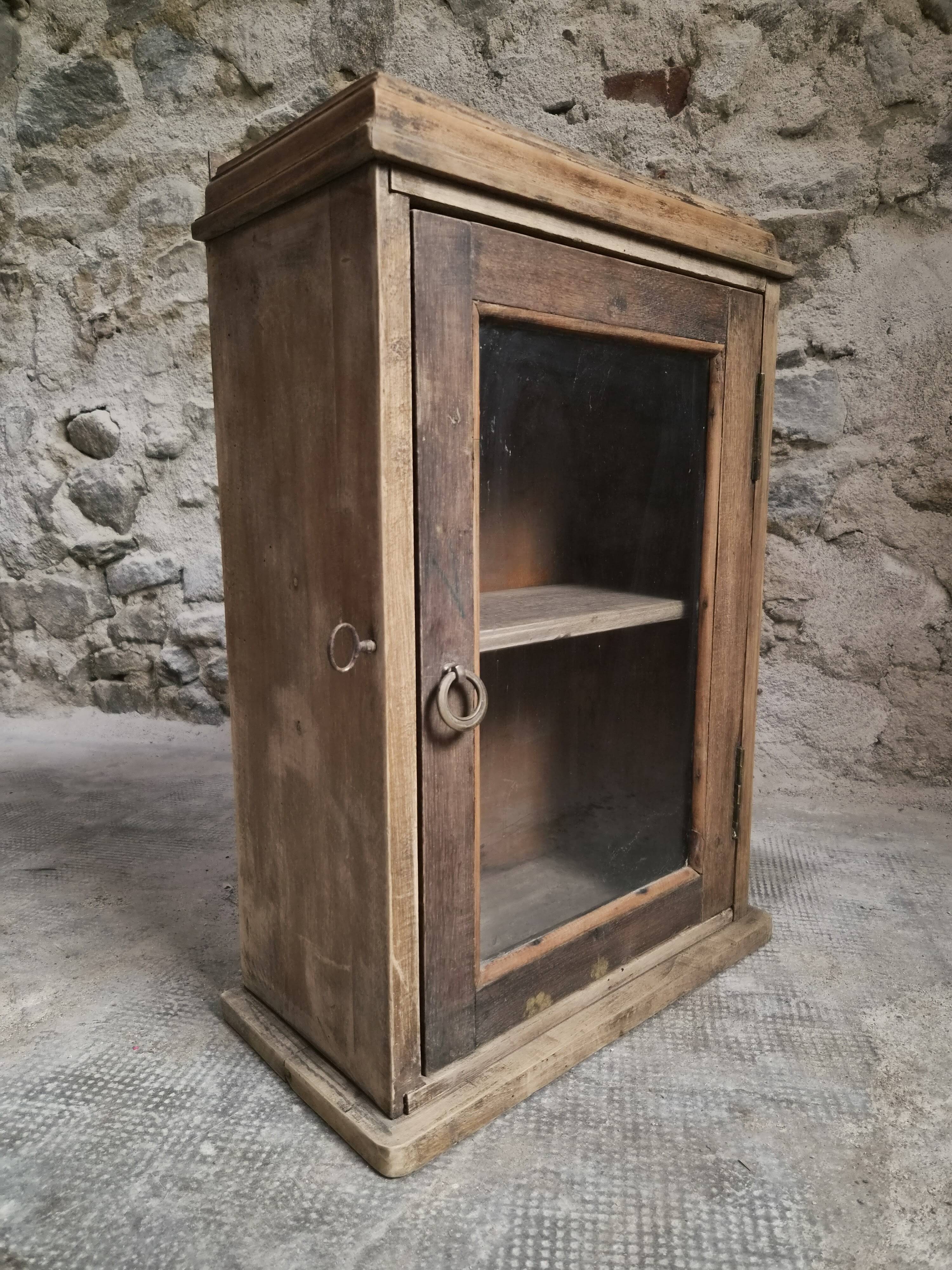 Armoire murale française ancienne, placard suspendu en pin et chêne, porte vitrée, vers 1850–1900