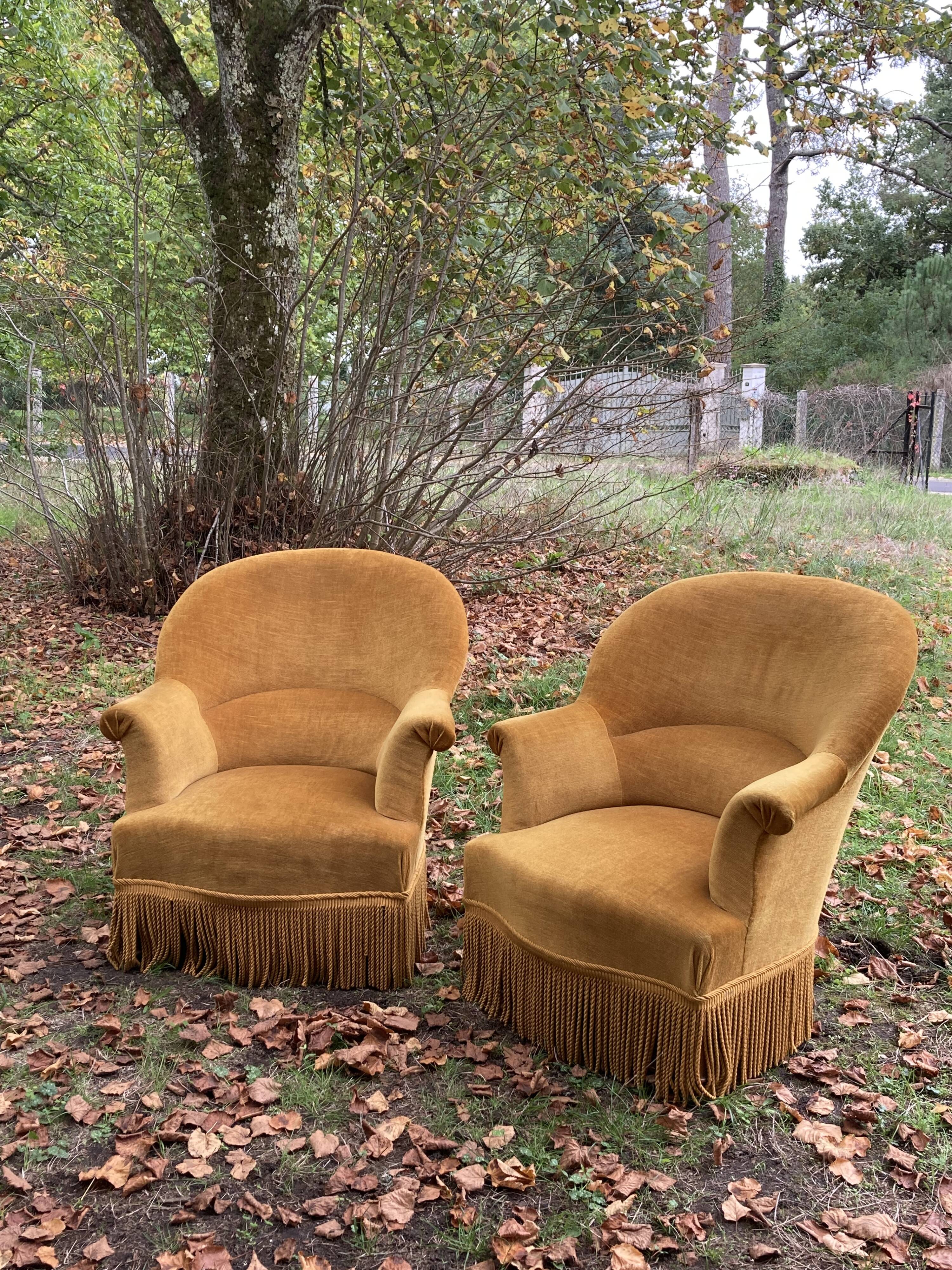 Paire de fauteuils crapaud jaune beige velours frange