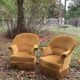 Paire de fauteuils crapaud jaune beige velours frange
