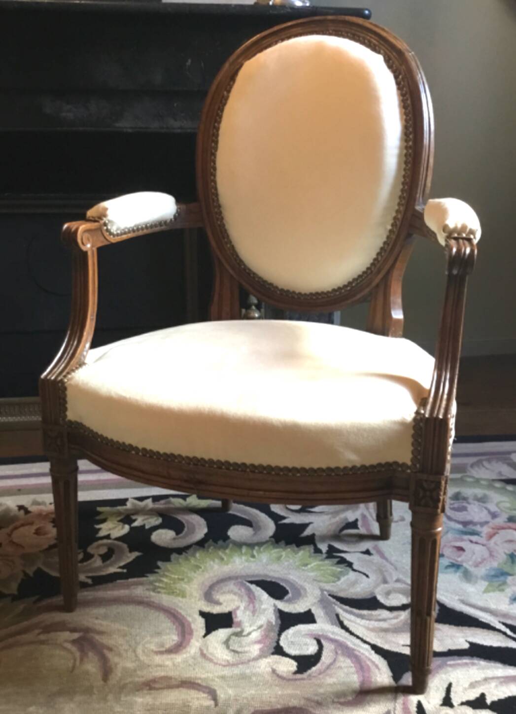 Louis XVI period cabriolet armchair with medallion back