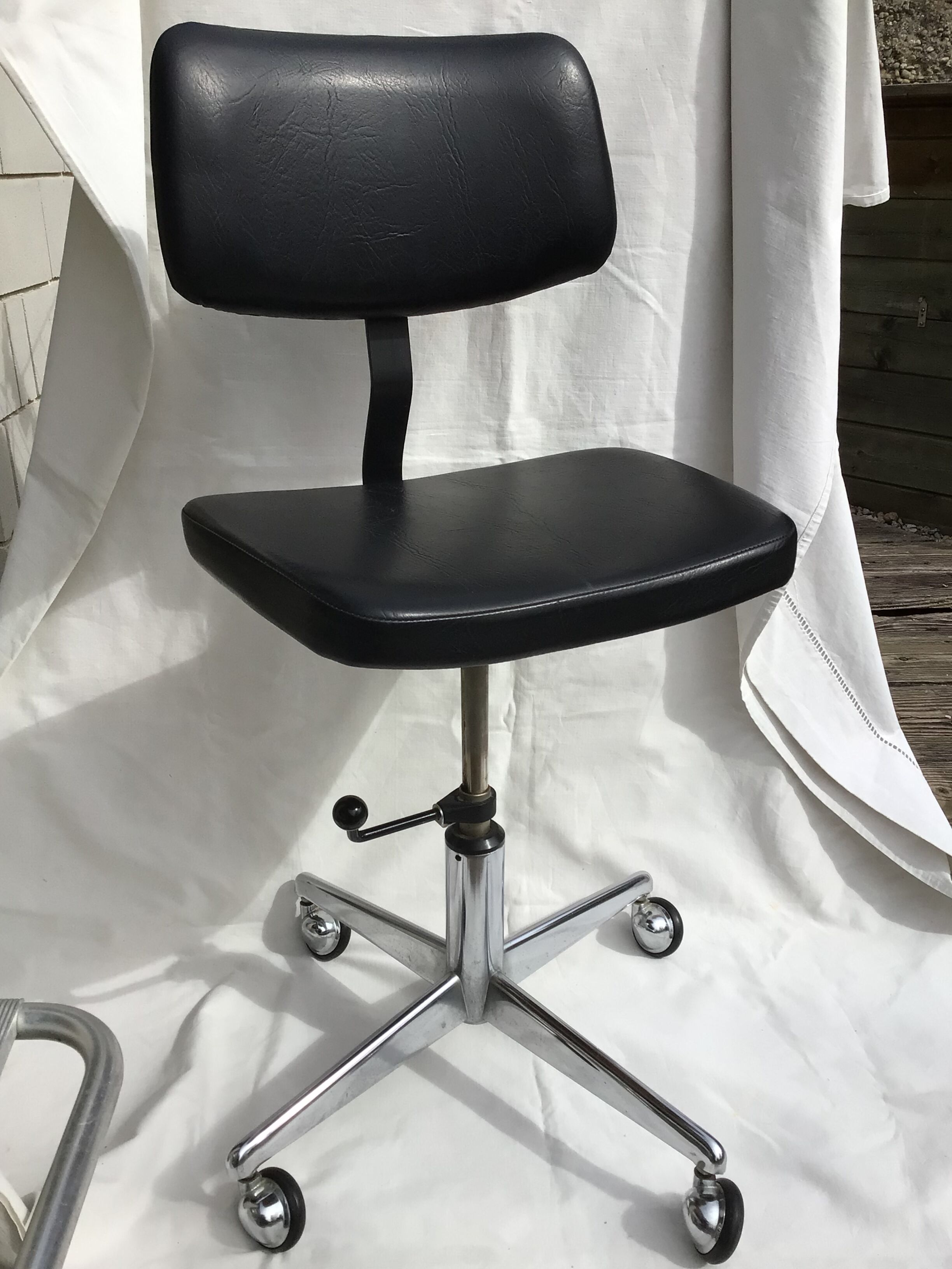 Adjustable swivel desk chair with 70's wheels