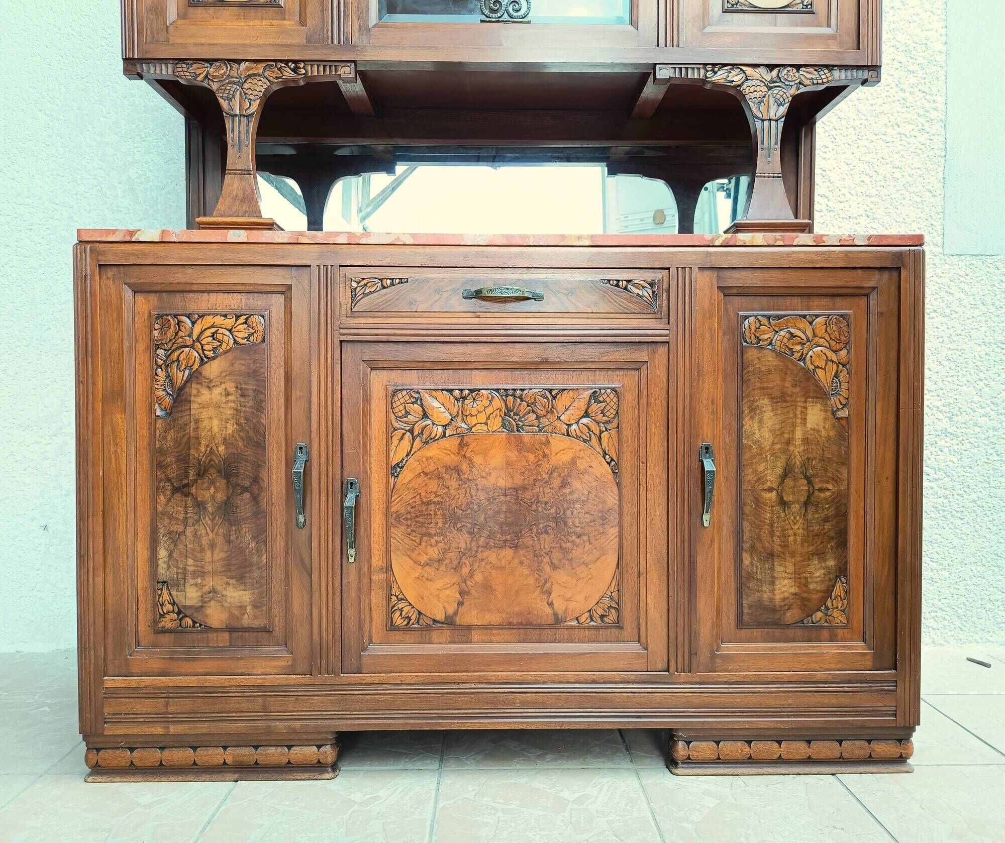 Buffet vaisselier époque Art Déco en ronce de noyer