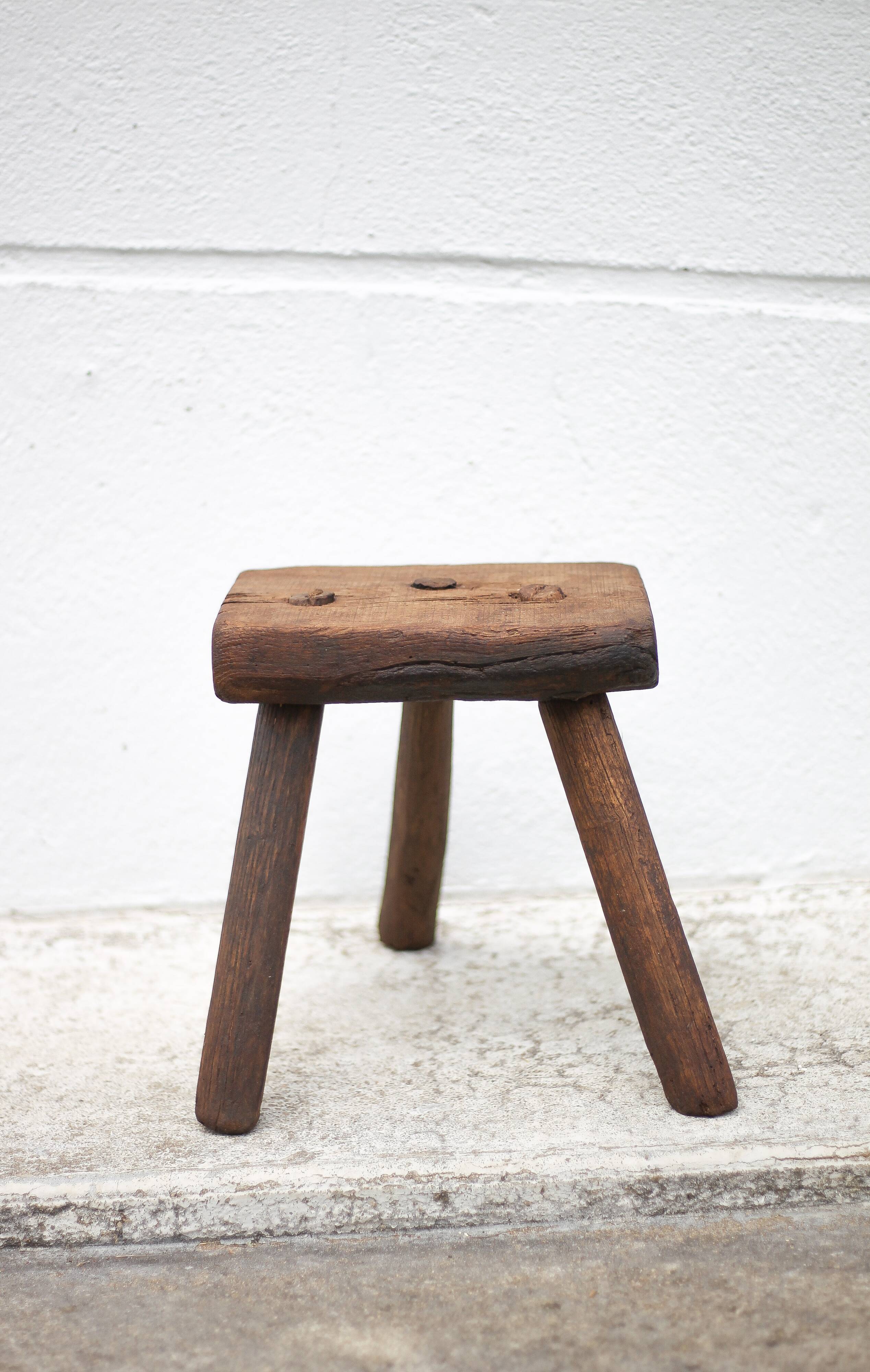 Tabouret bois tripode, tabouret de traite, porte-plante bois