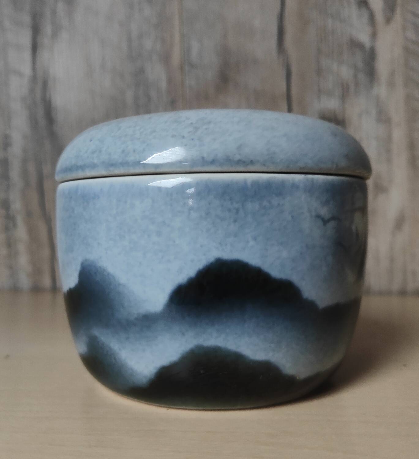 Blue covered pot with virebent