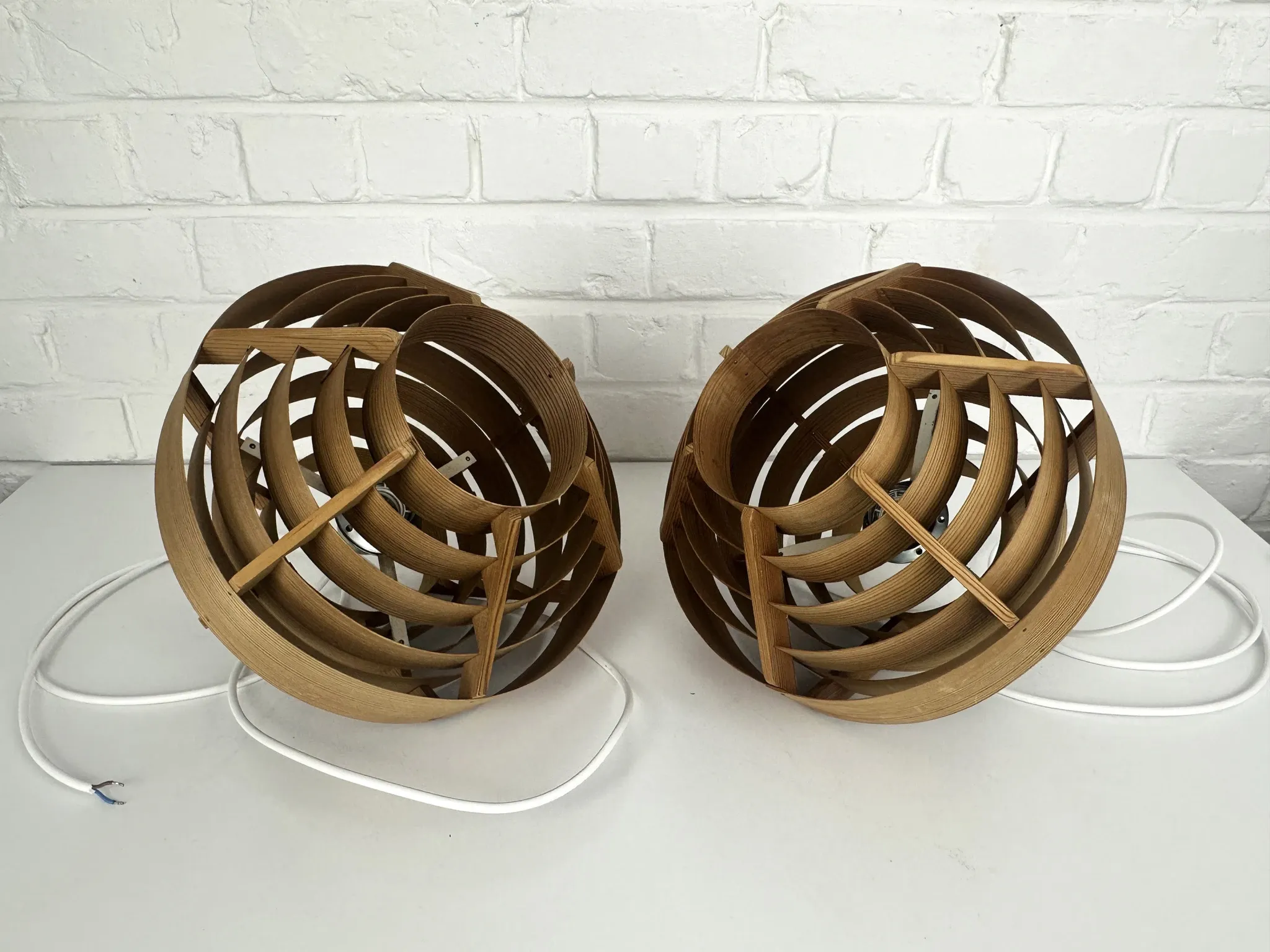 Pair of Hans-Agne Jakobsson pendant lights in pine veneer – AB Ellysett