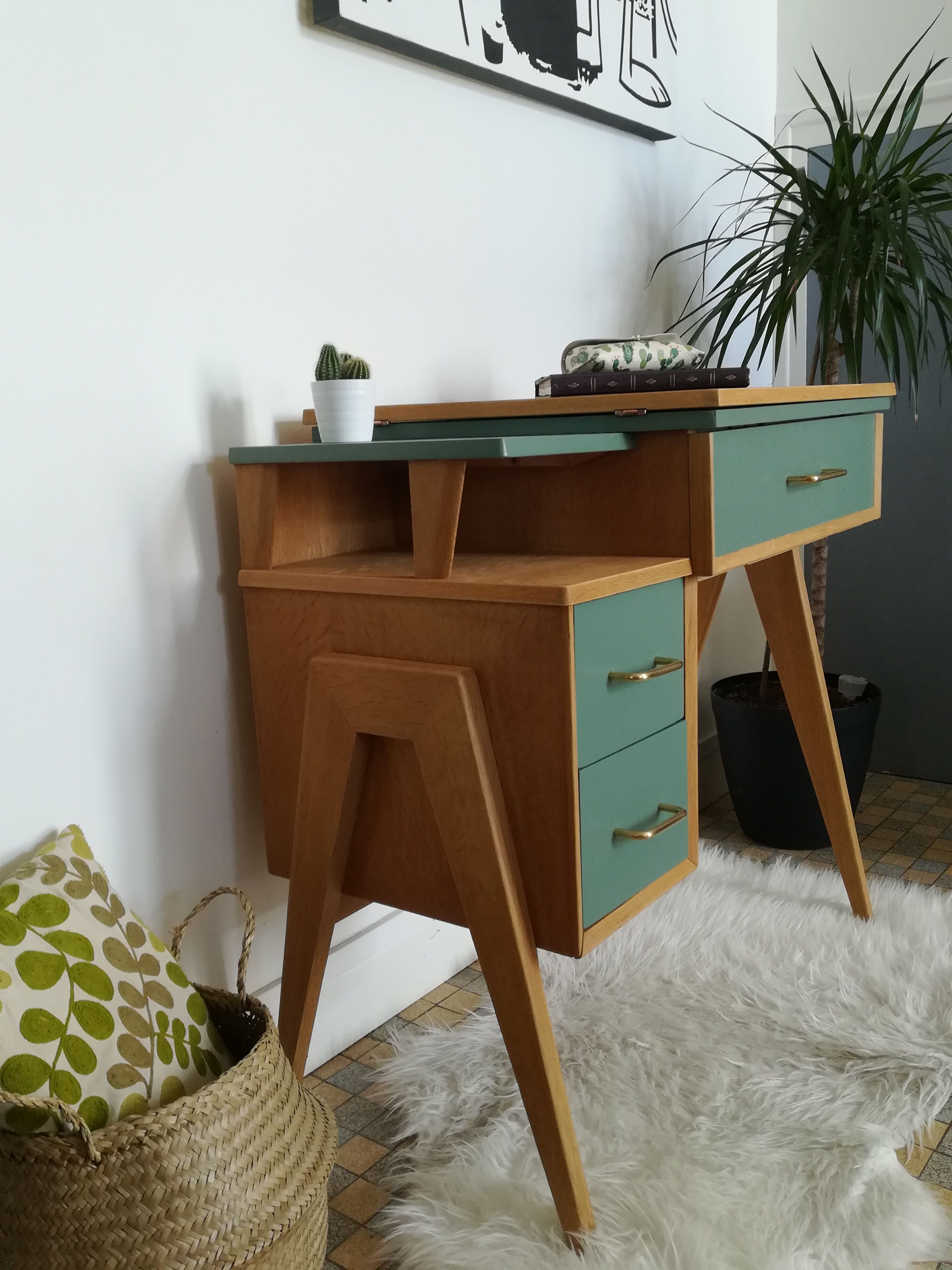 Vintage 50s office, compass feet