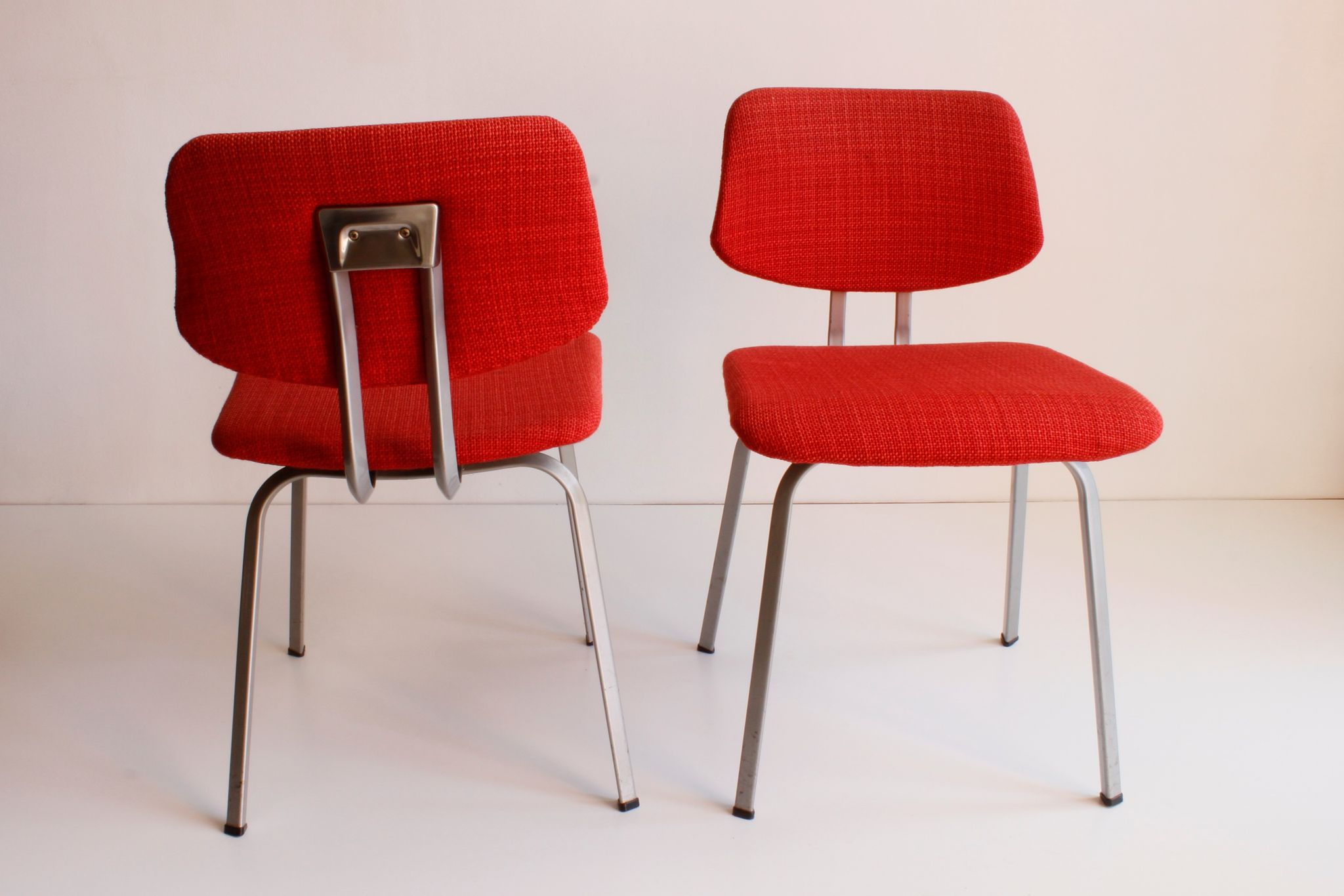 Red chairs by Friso Kramer for Ahrend De Cirkel, Set of 2