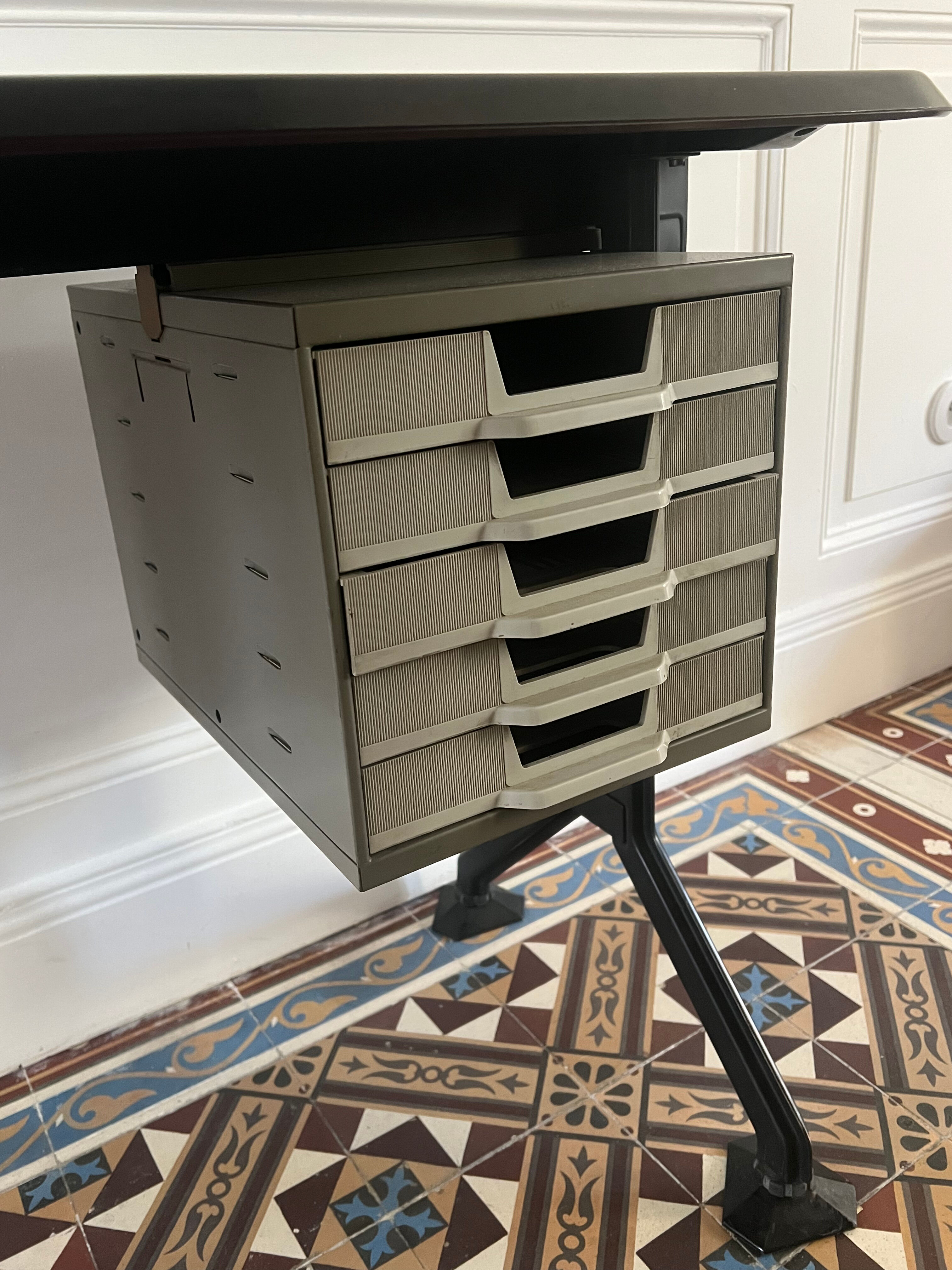 Bureau Arco à piétement en arc en métal laqué noir à plateau en résine, studio BBPR pour Olivetti