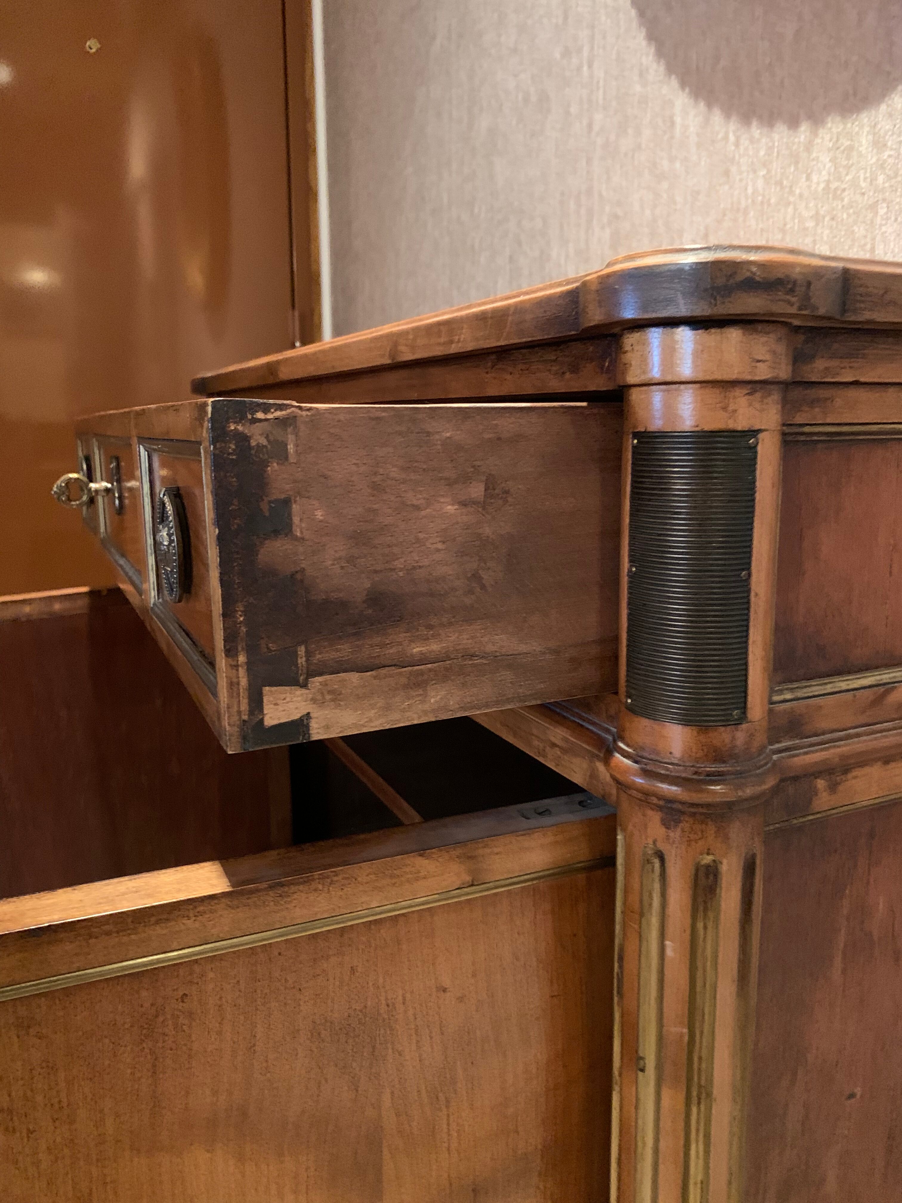 Commode de style Louis XVI